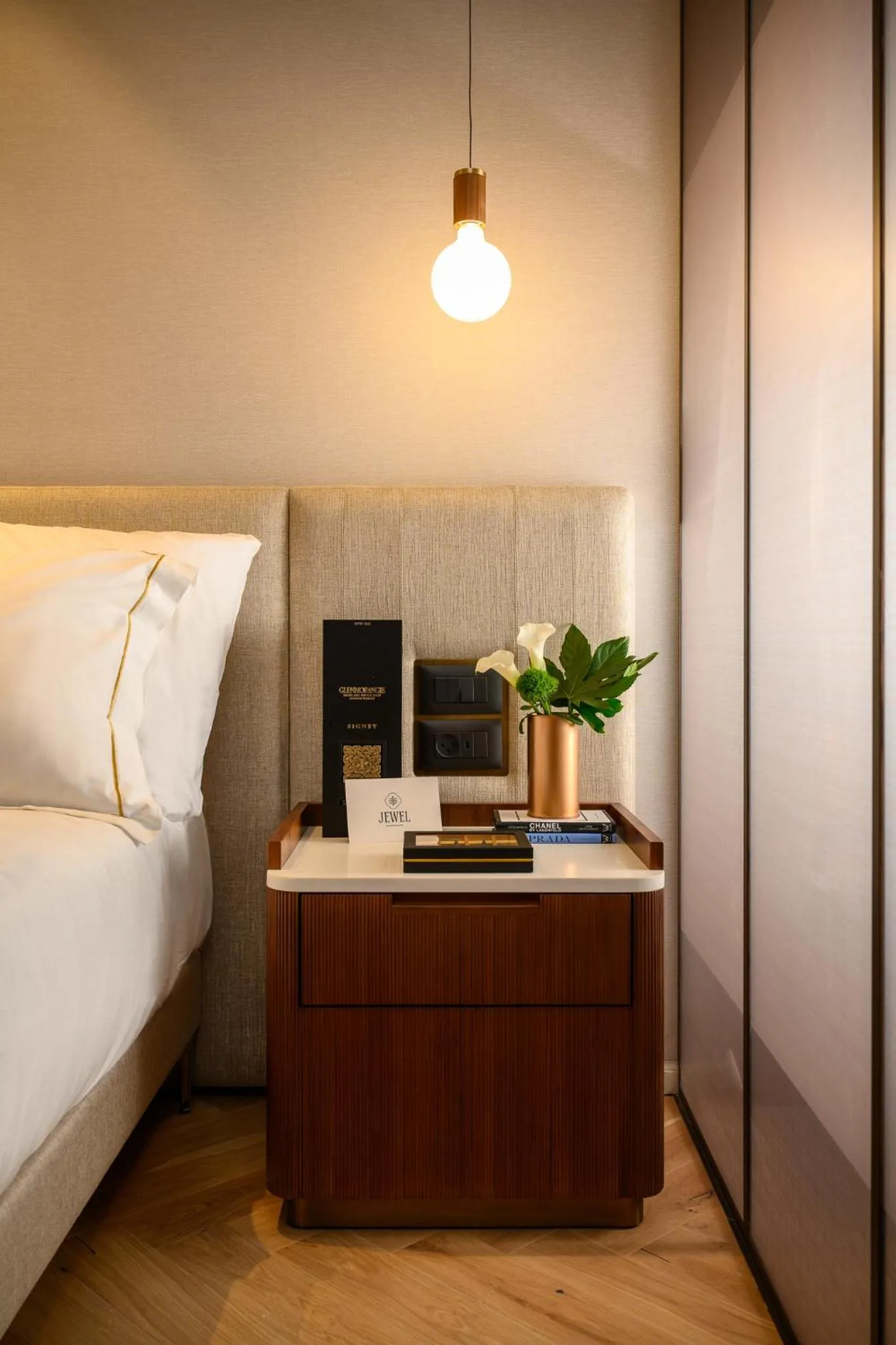 Bedroom, Bed in Jewel TLV Hotel