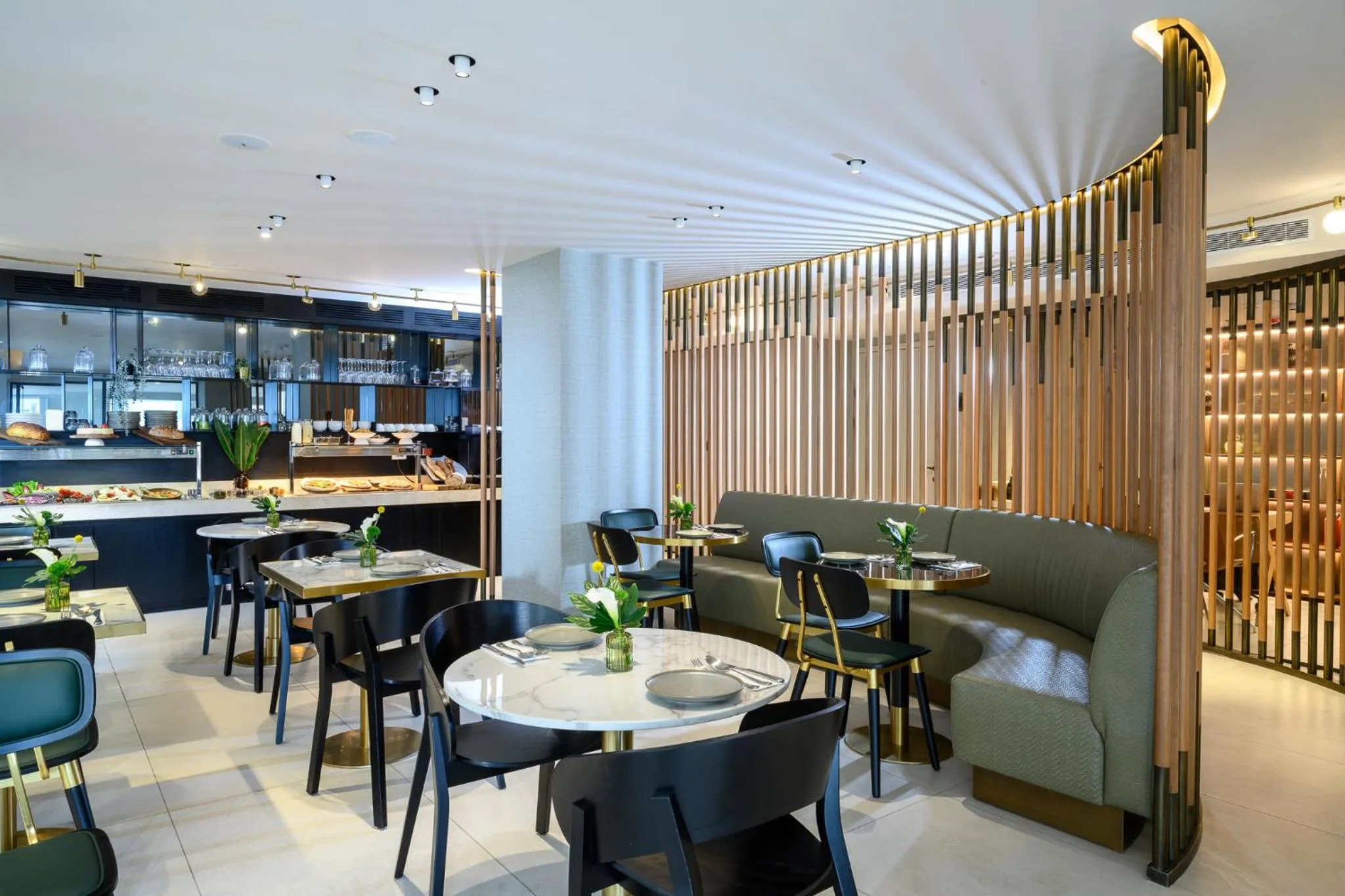 Restaurant/places to eat in Jewel TLV Hotel