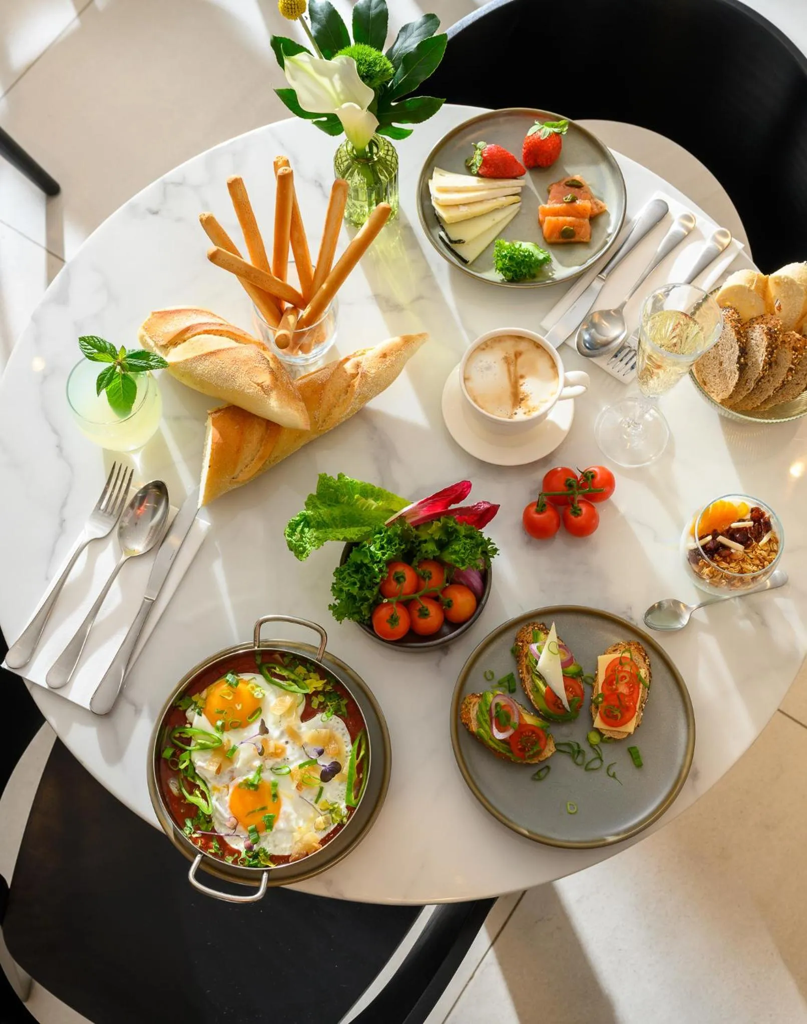 Restaurant/places to eat in Jewel TLV Hotel