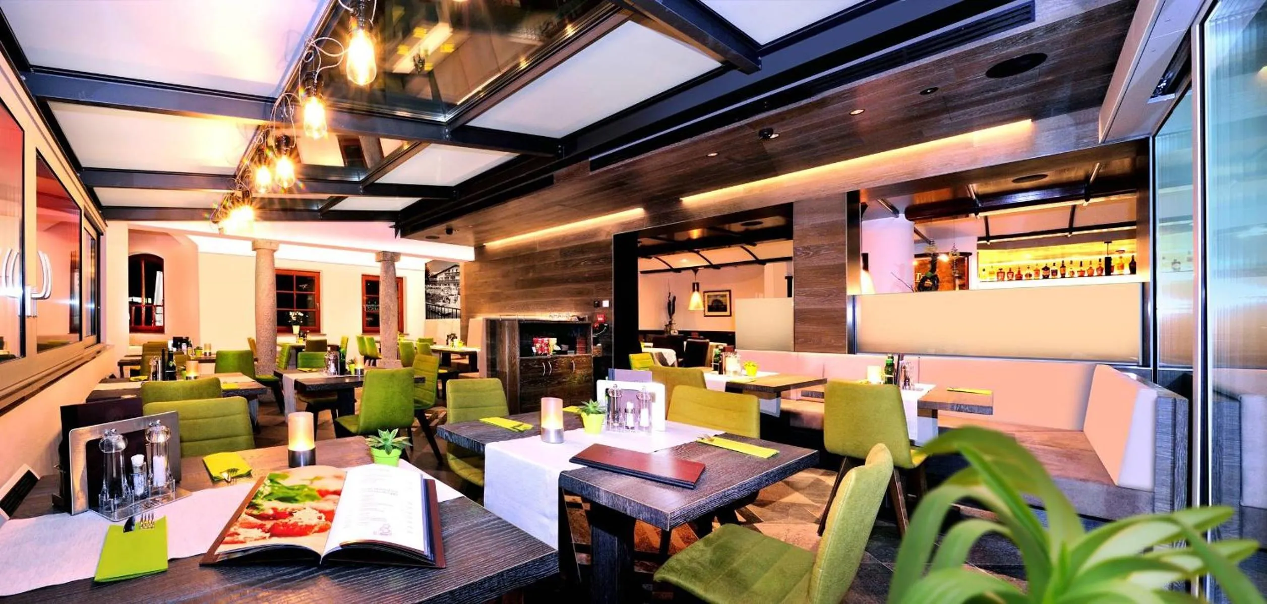 Restaurant/places to eat in Hotel Clara