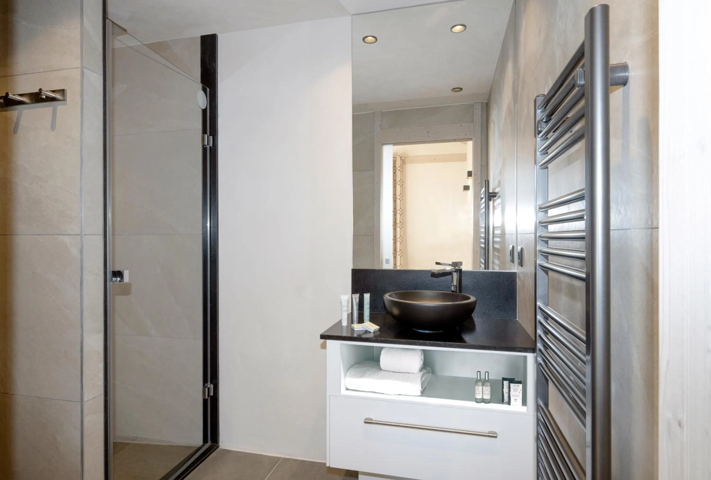 Shower in MGM Hôtels & Résidences - Résidence Le Roc Des Tours