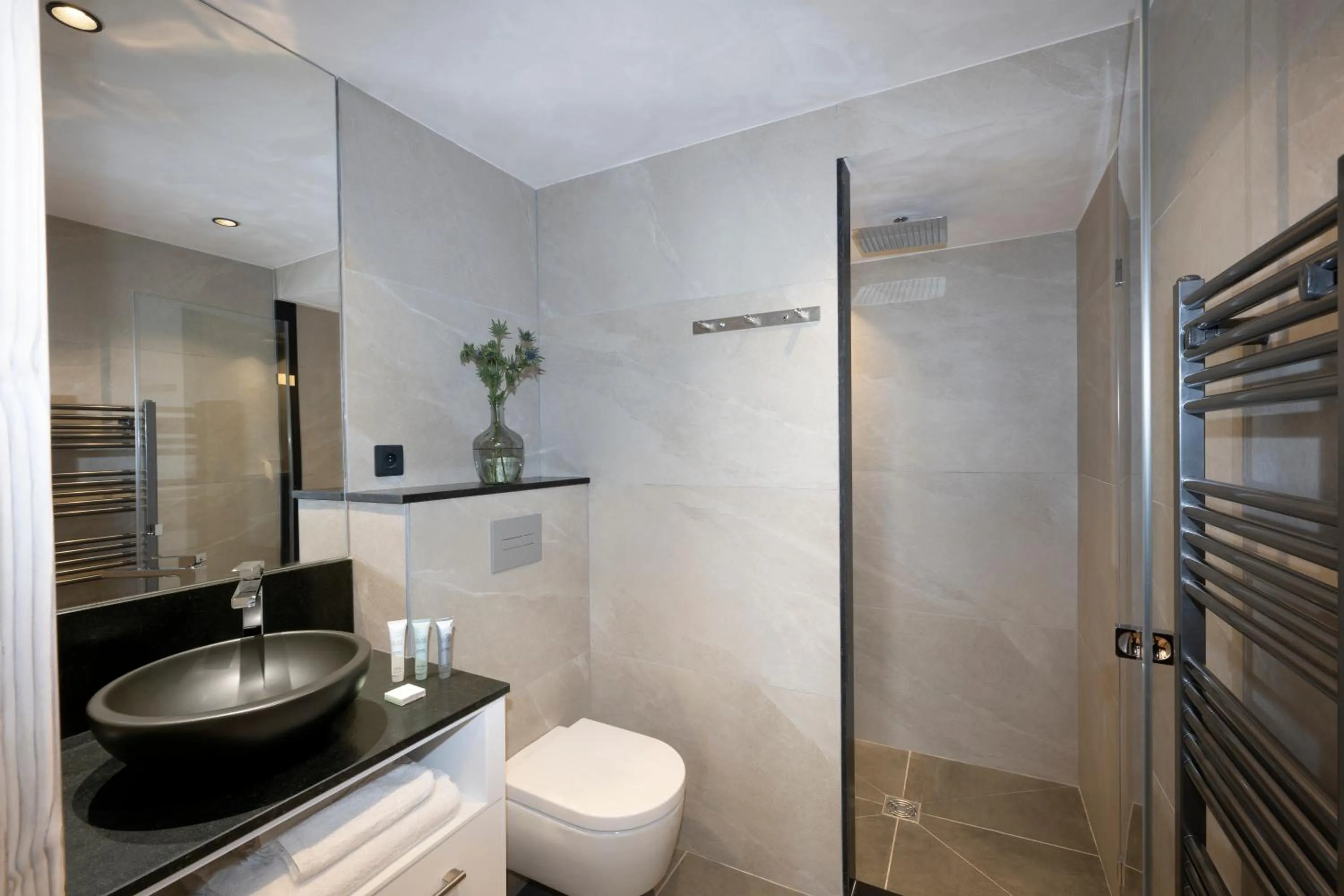 Shower in MGM Hôtels & Résidences - Résidence Le Roc Des Tours