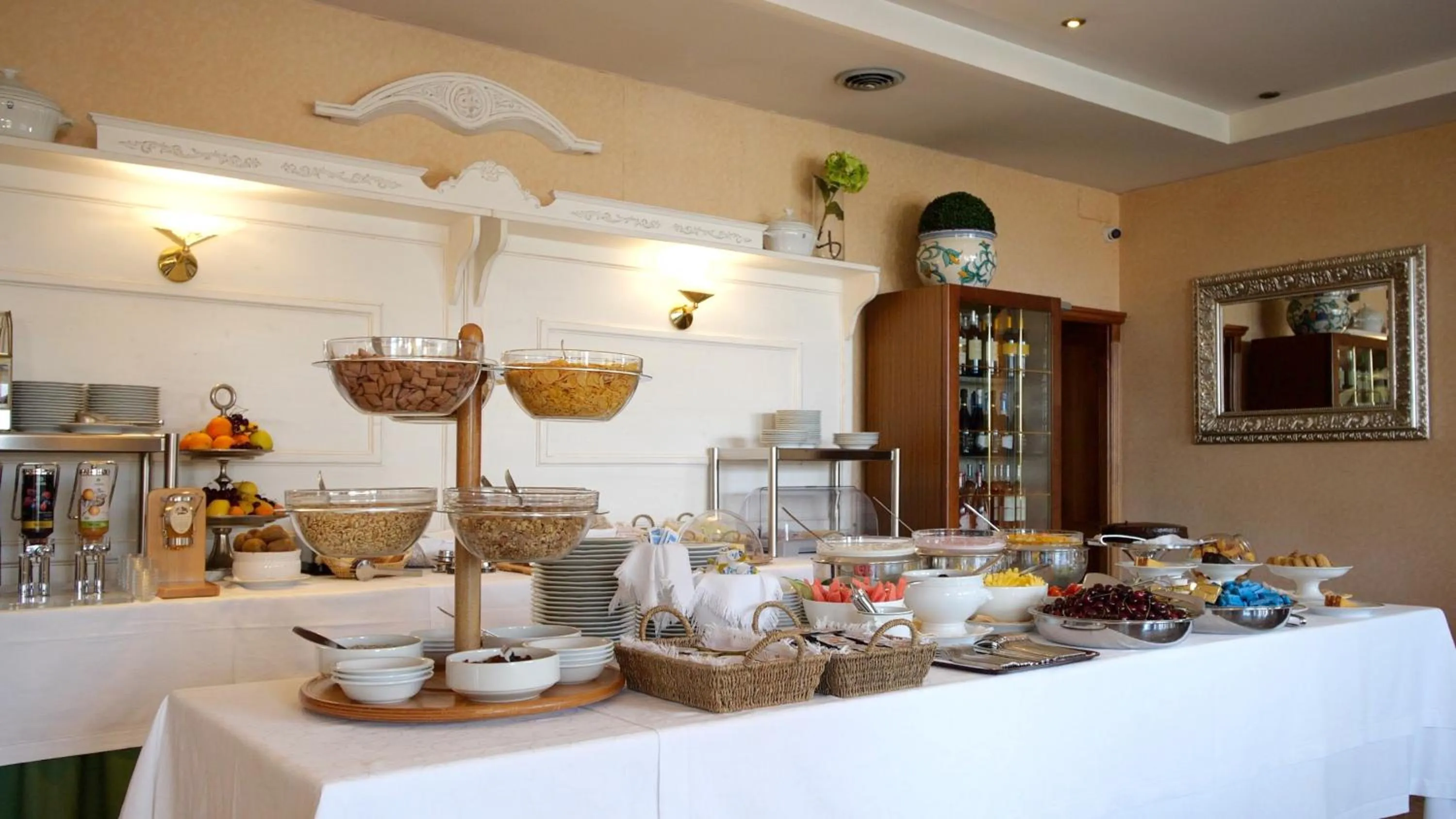 Breakfast in Hotel Garden