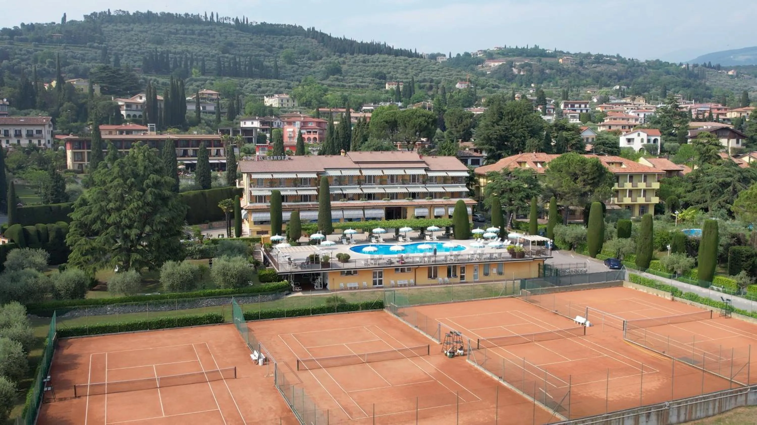 Tennis court in Hotel Garden