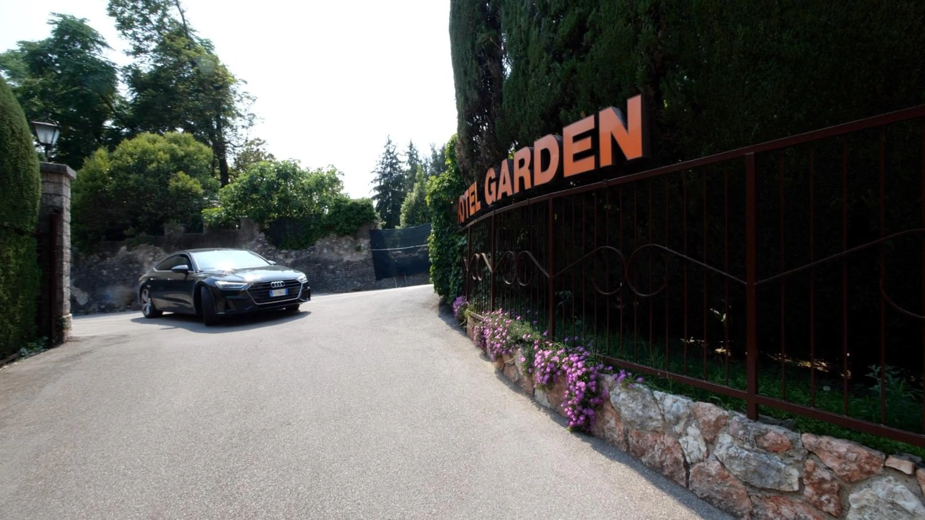 Parking in Hotel Garden