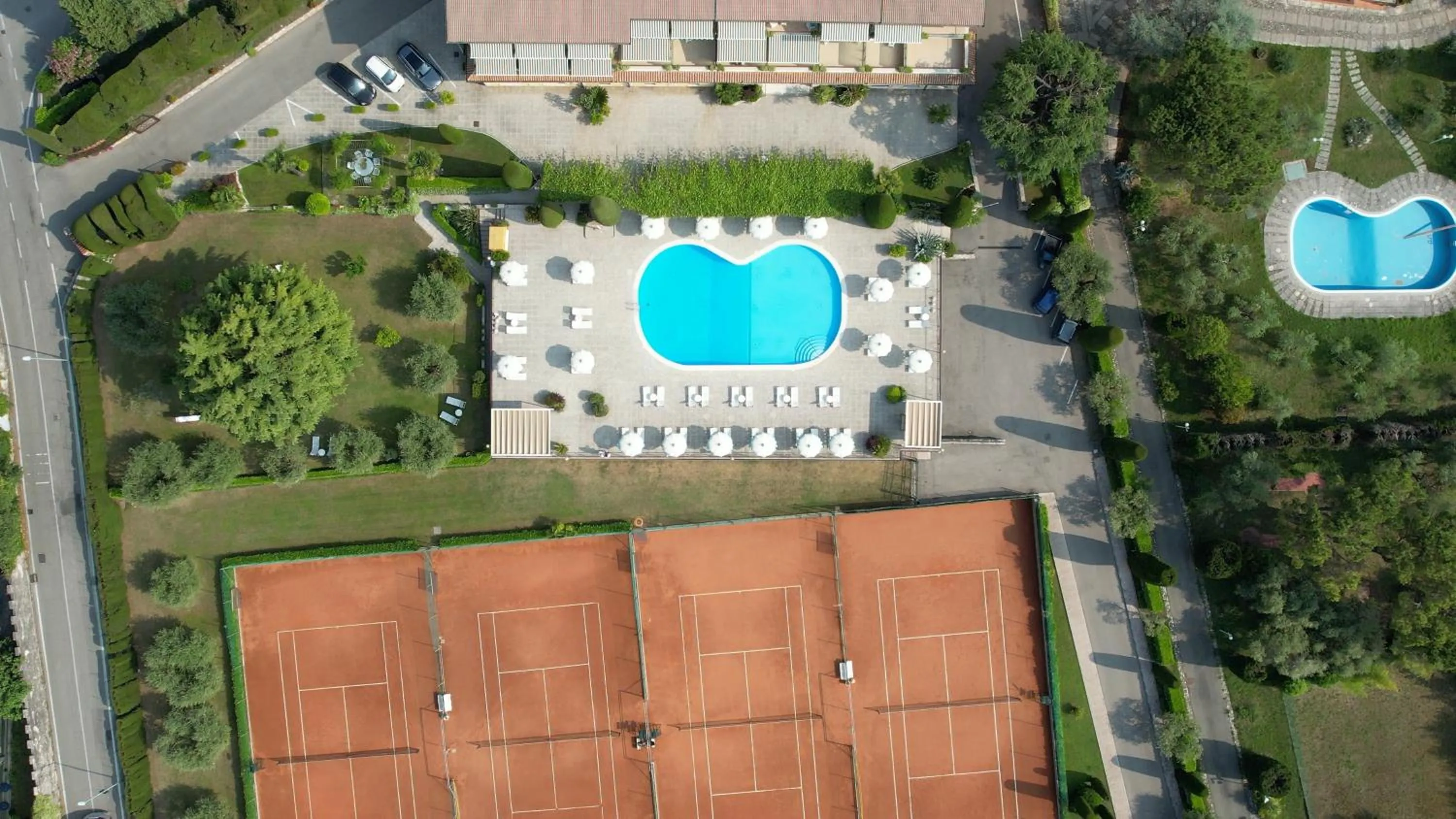 Tennis court in Hotel Garden