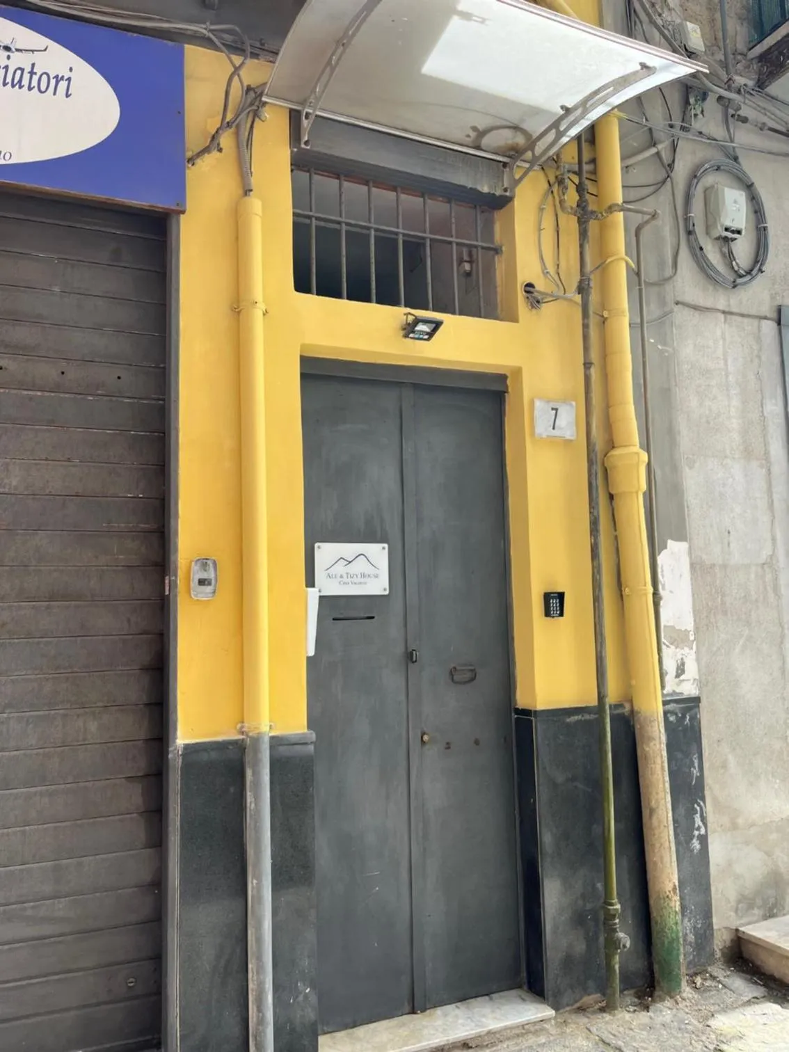 Facade/entrance in Ale & Tizy House