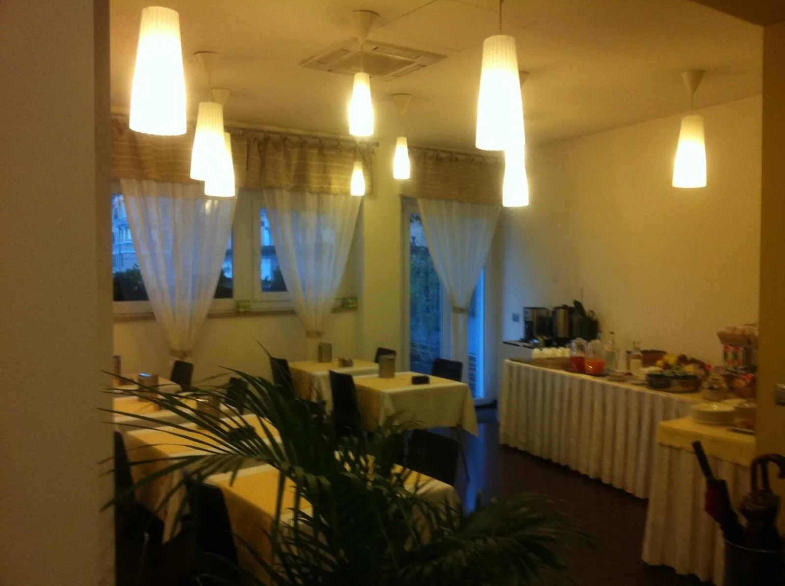 Restaurant/places to eat in Hotel Milano