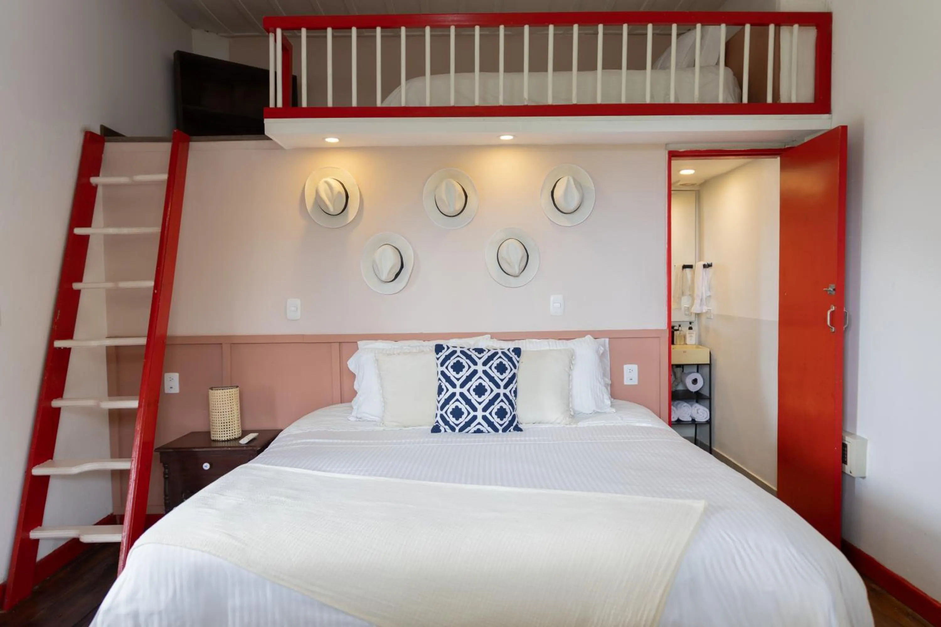 Bathroom, Bed in La Cabaña Ecohotel - Valle del Cocora