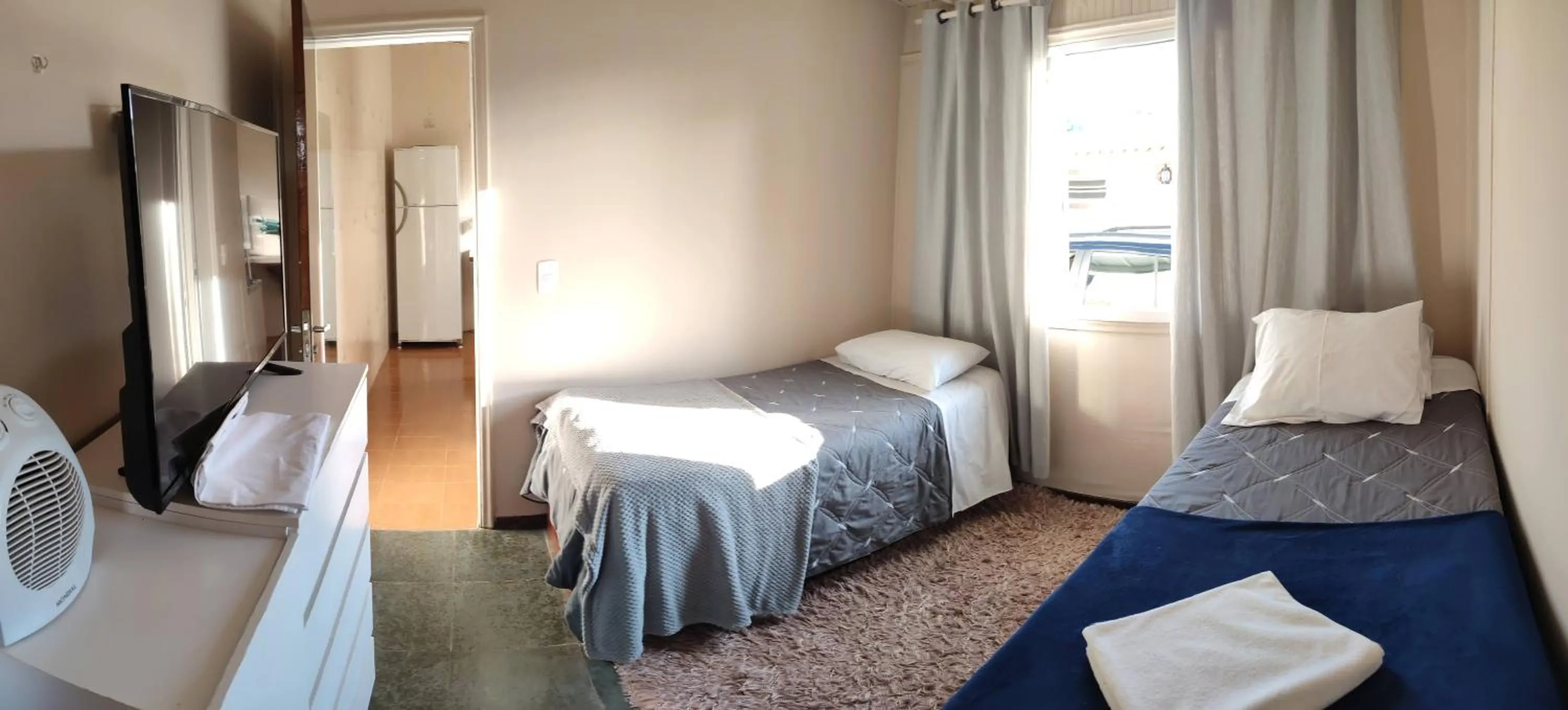 Communal lounge/ TV room in Casa anexa no Alto do Capivari