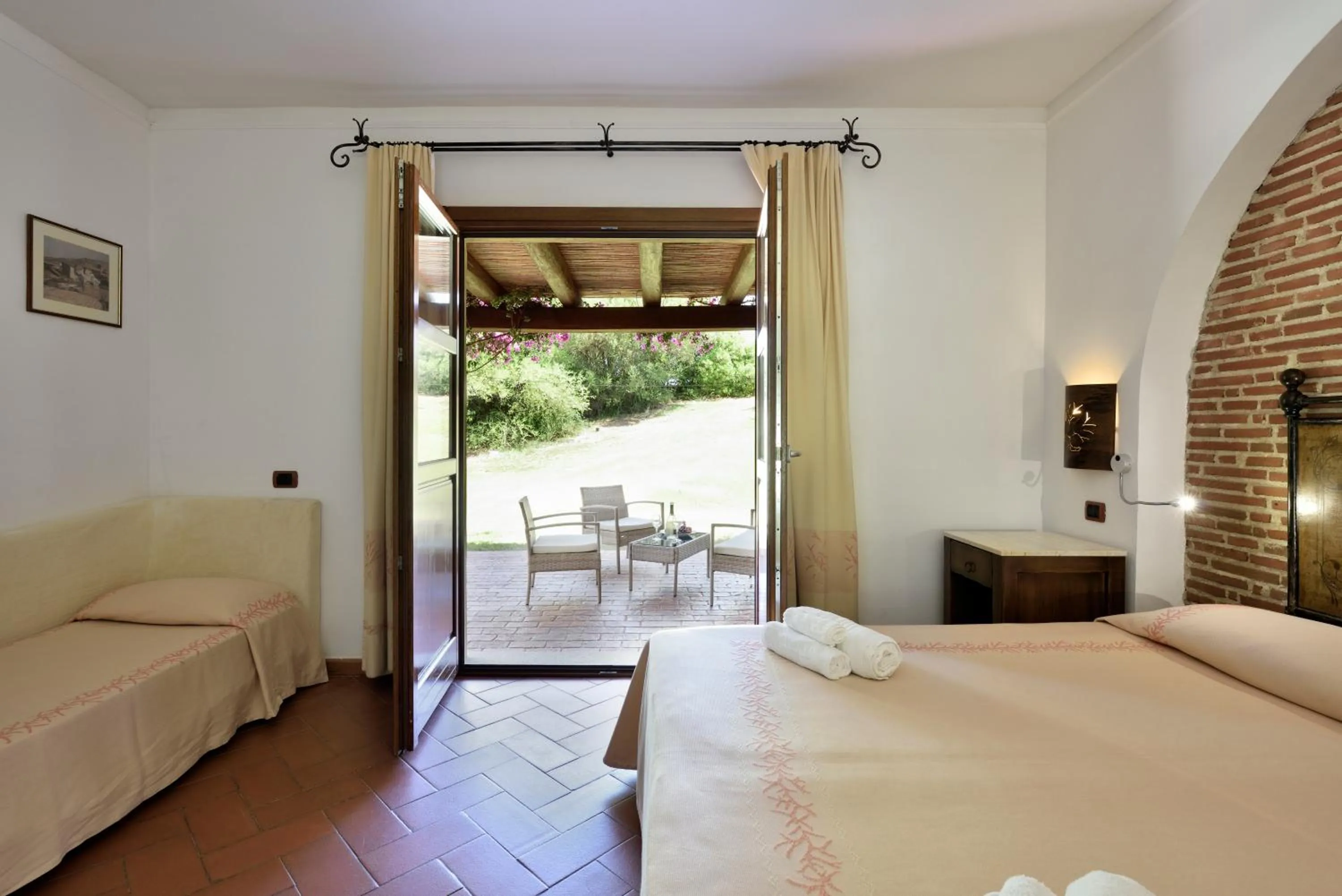 Patio, Bed in Hotel Abba & Murta