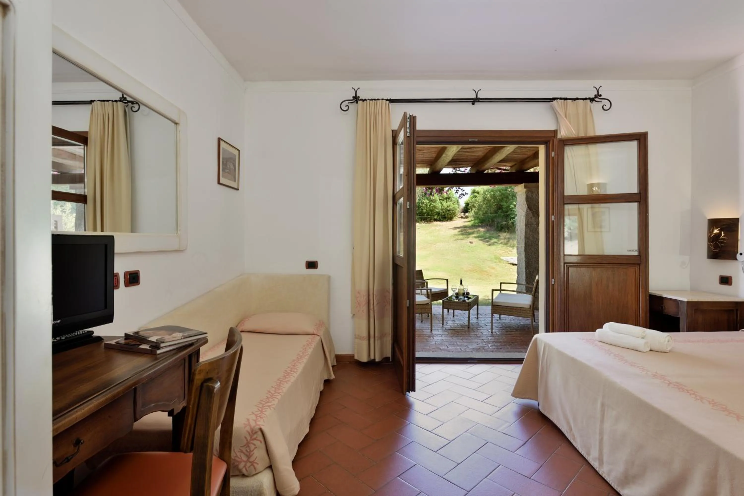 Patio, Bed in Hotel Abba & Murta