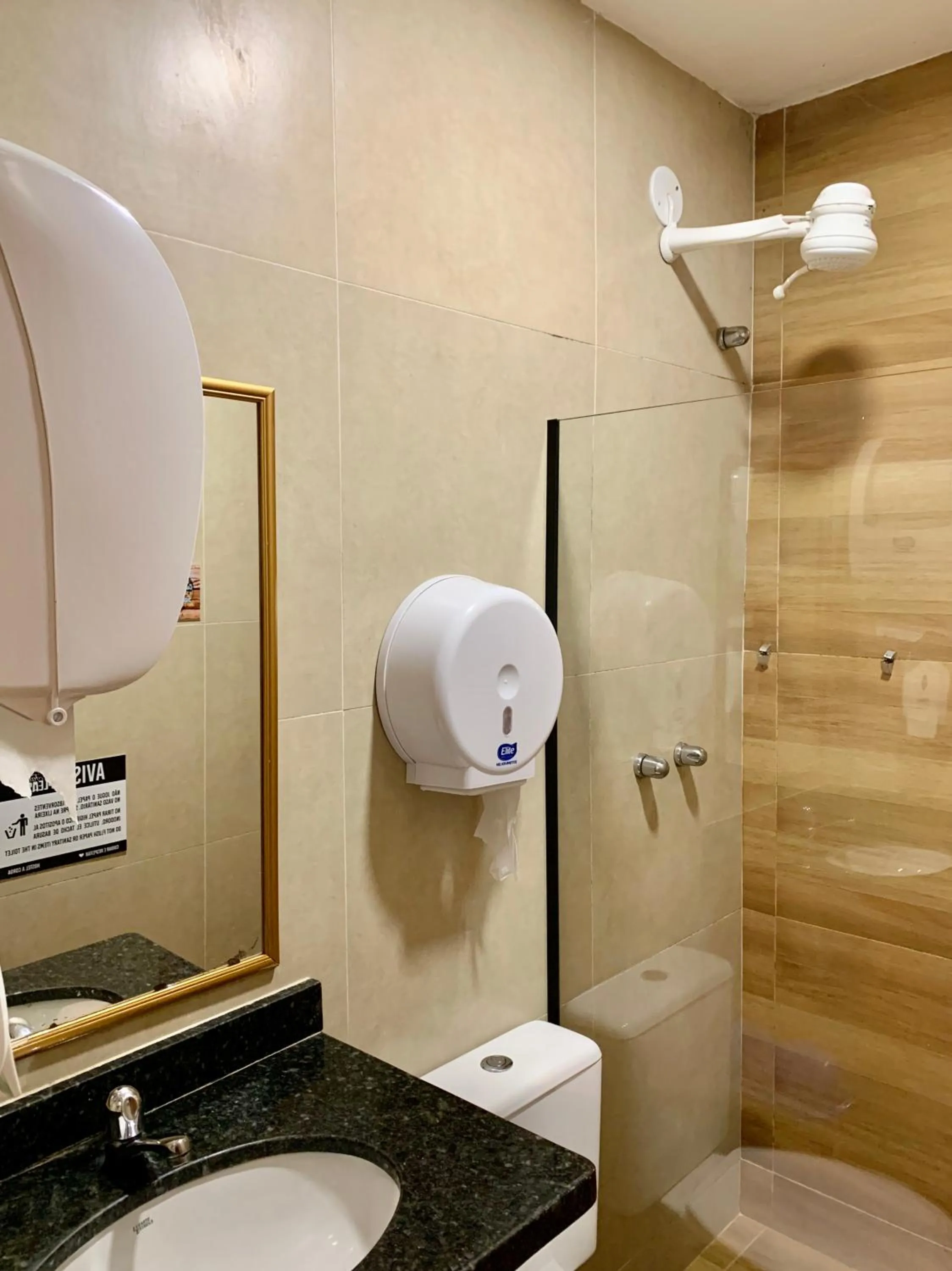 Bathroom in A Coroa Hostel & Pousada