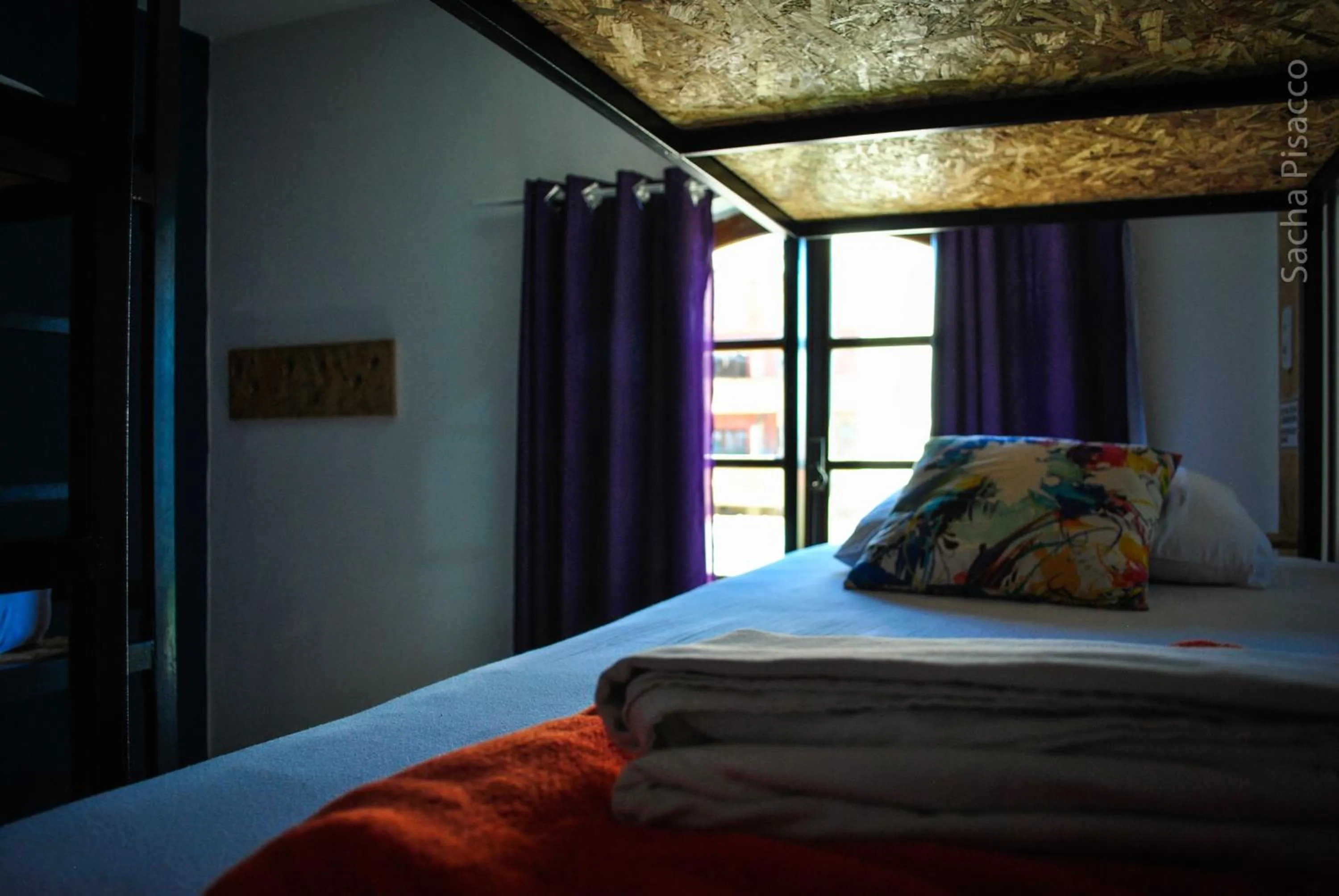 Decorative detail, Bed in A Coroa Hostel & Pousada