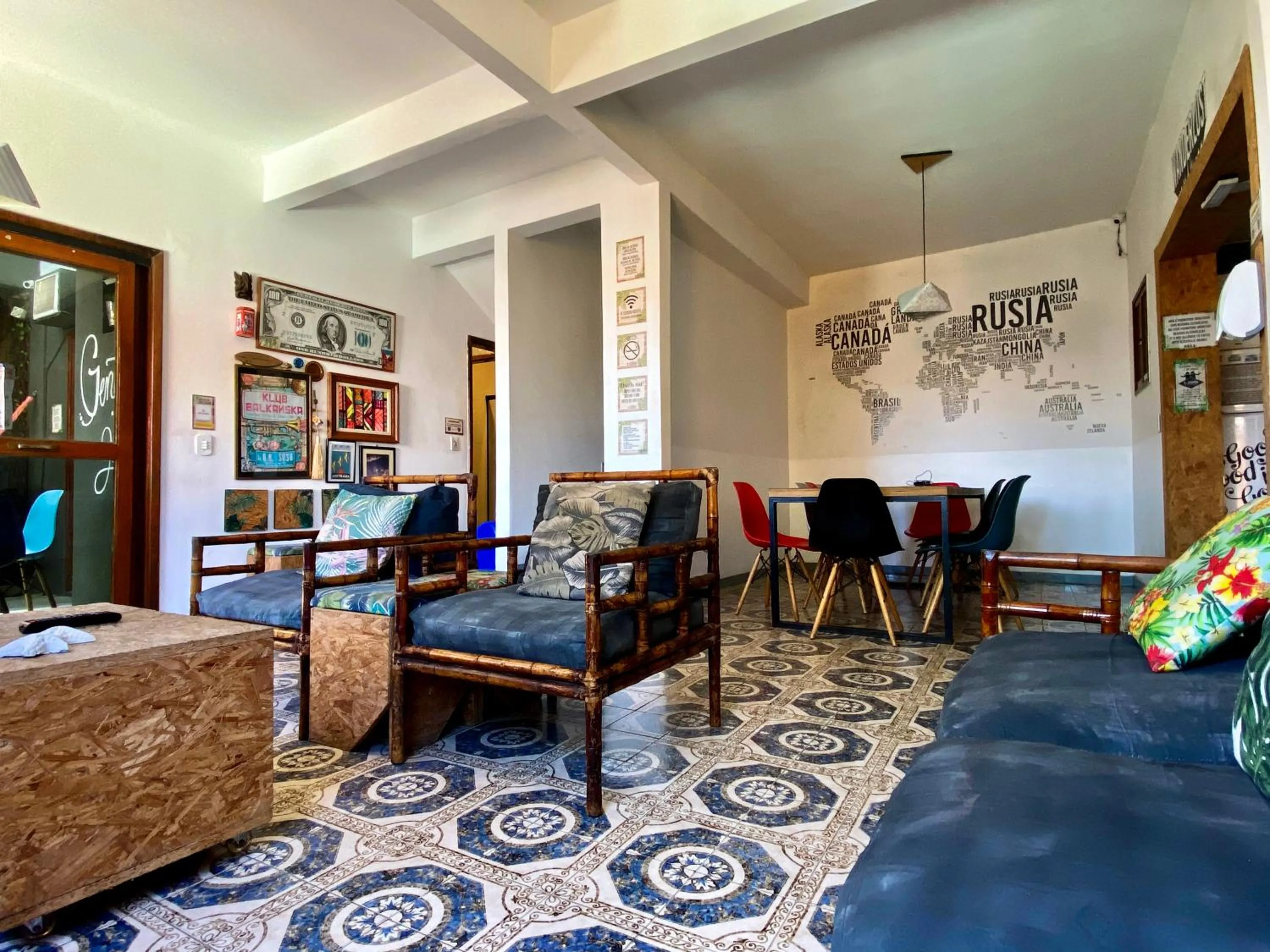 Communal lounge/ TV room in A Coroa Hostel & Pousada