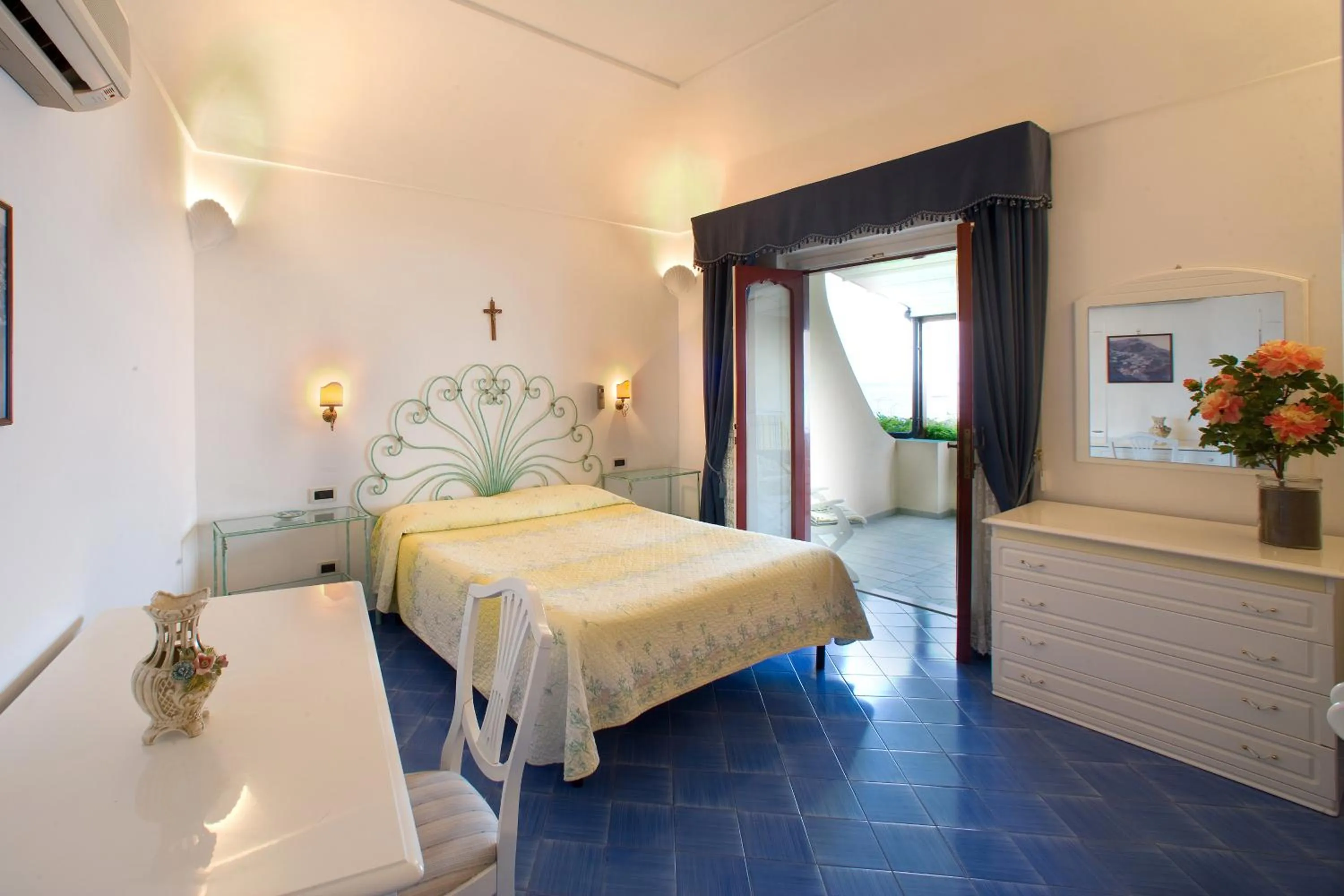 Bed in La Caravella di Positano - Relais, Beach & Residences