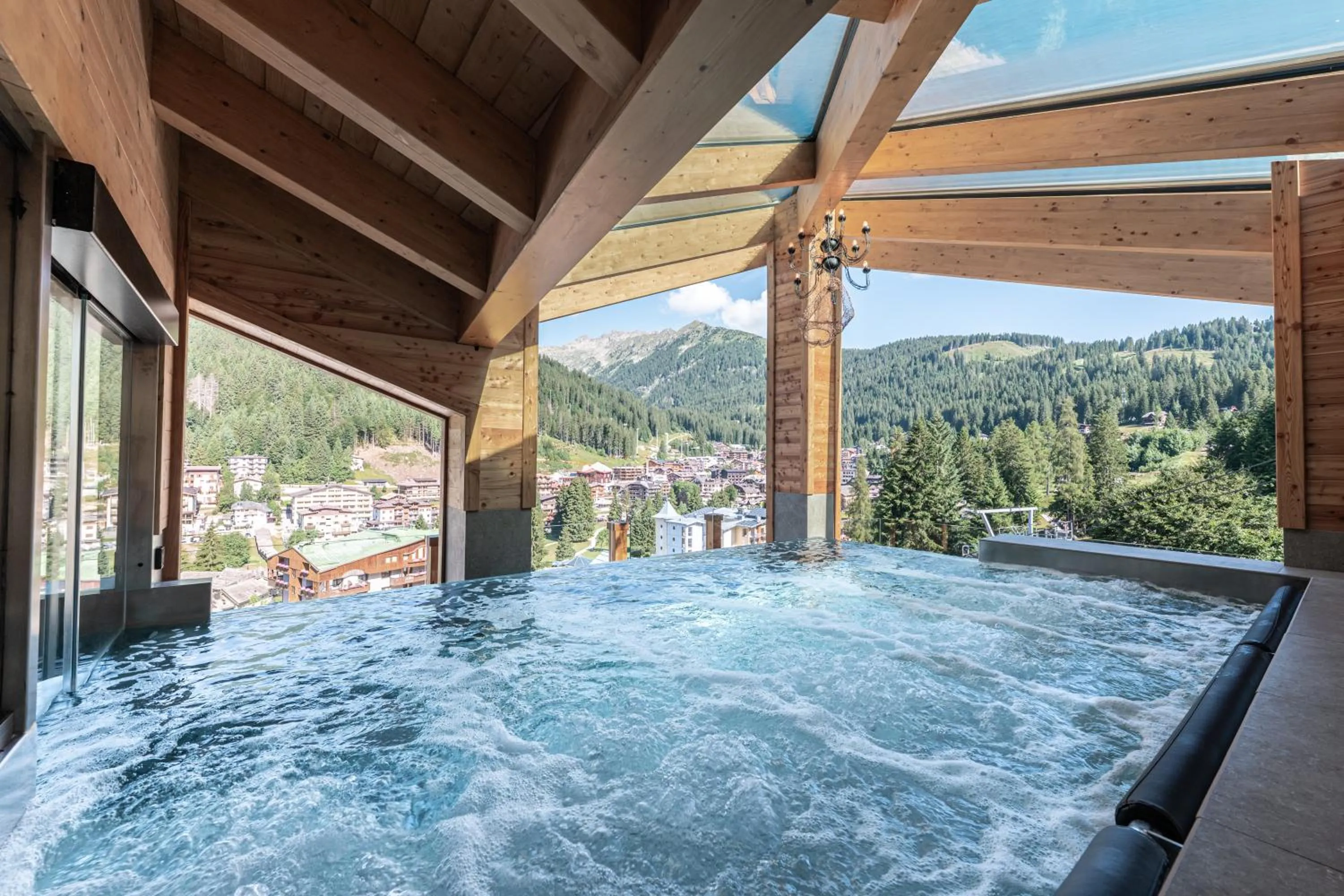 Hot Tub in Cerana Relax Hotel