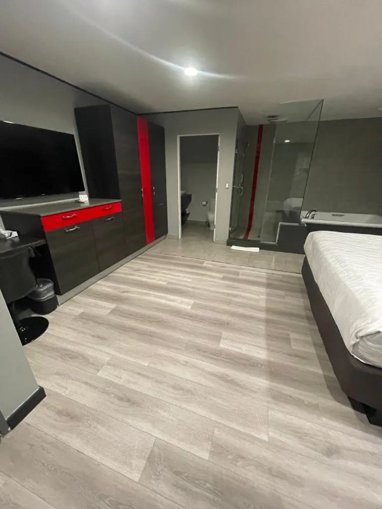 Bed in Astro Pasadena Hotel