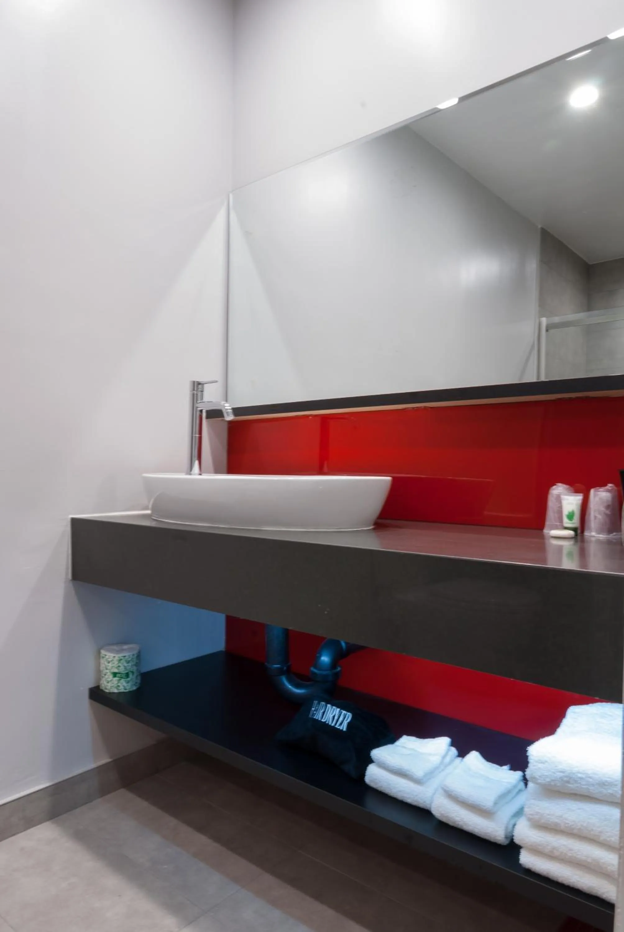 Bathroom, Bed in Astro Pasadena Hotel