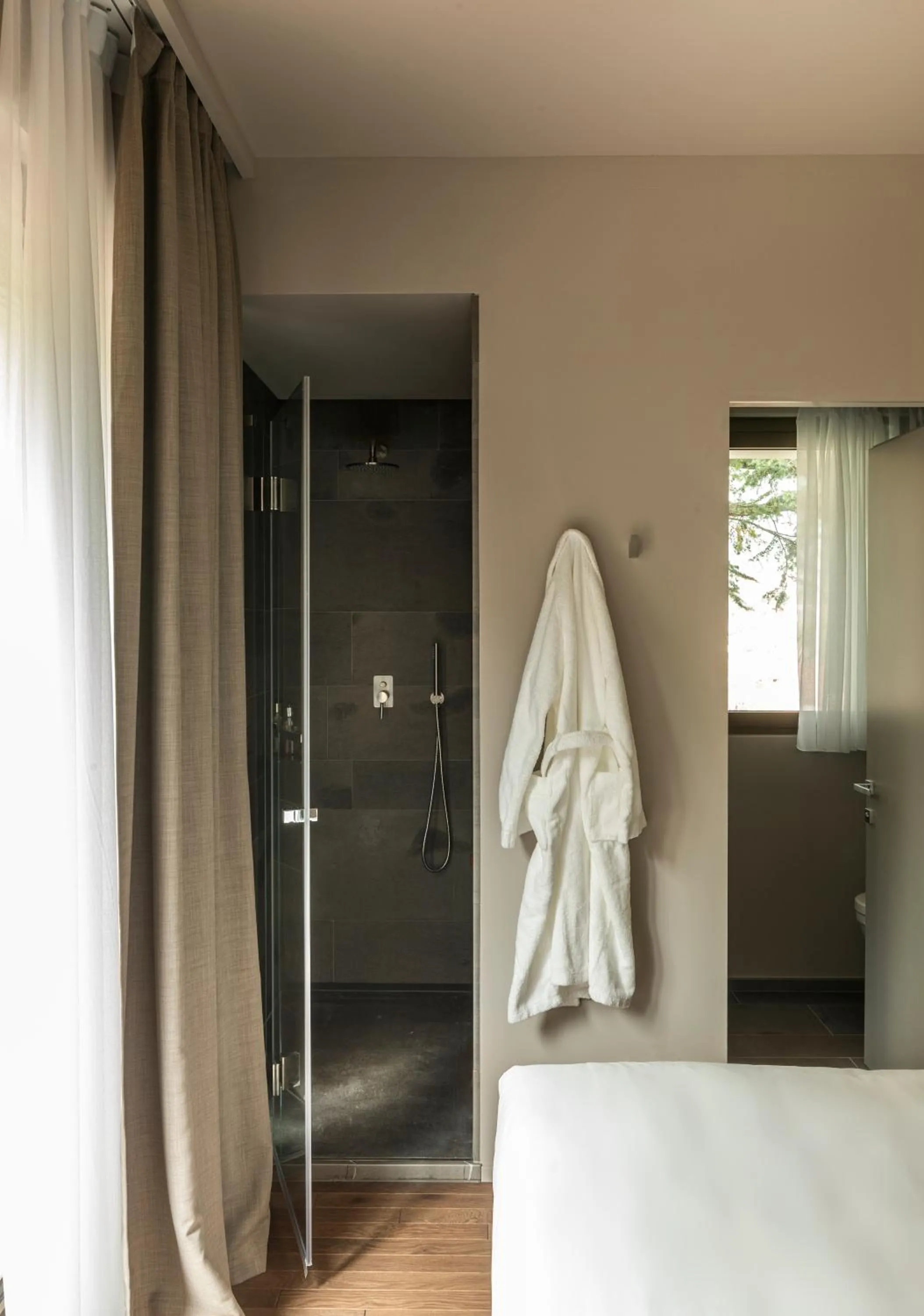 Shower, Bed in Hotel Promessi Sposi