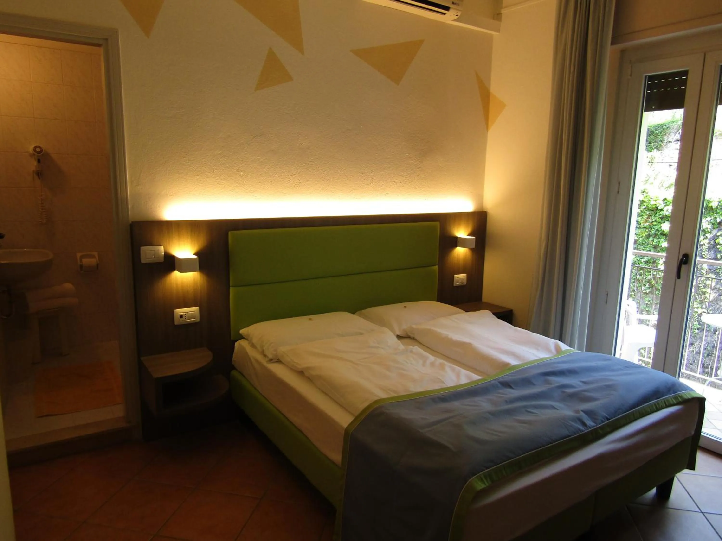 Bathroom, Bed in Hotel Menapace