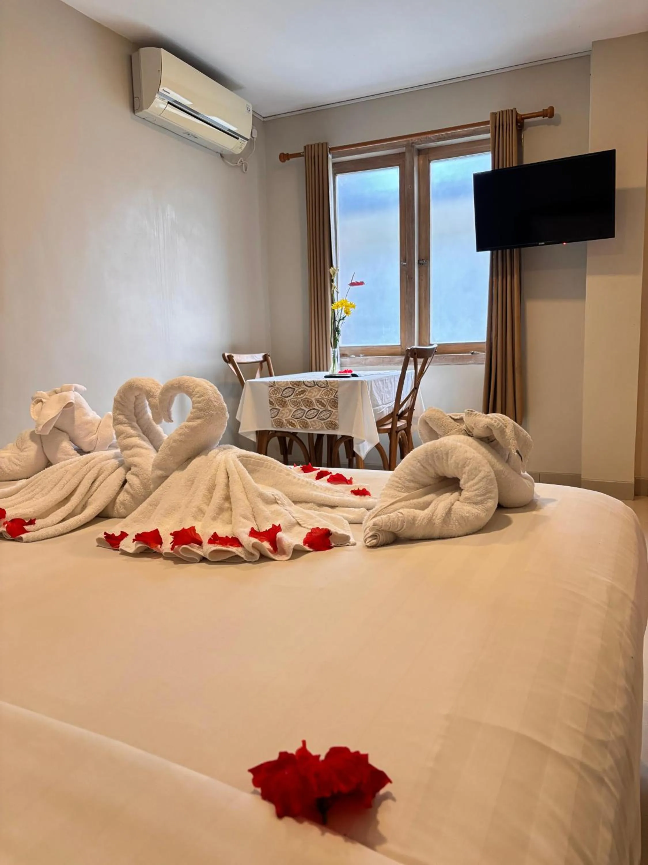 Communal lounge/ TV room, Bed in Tetirah Boutique Hotel