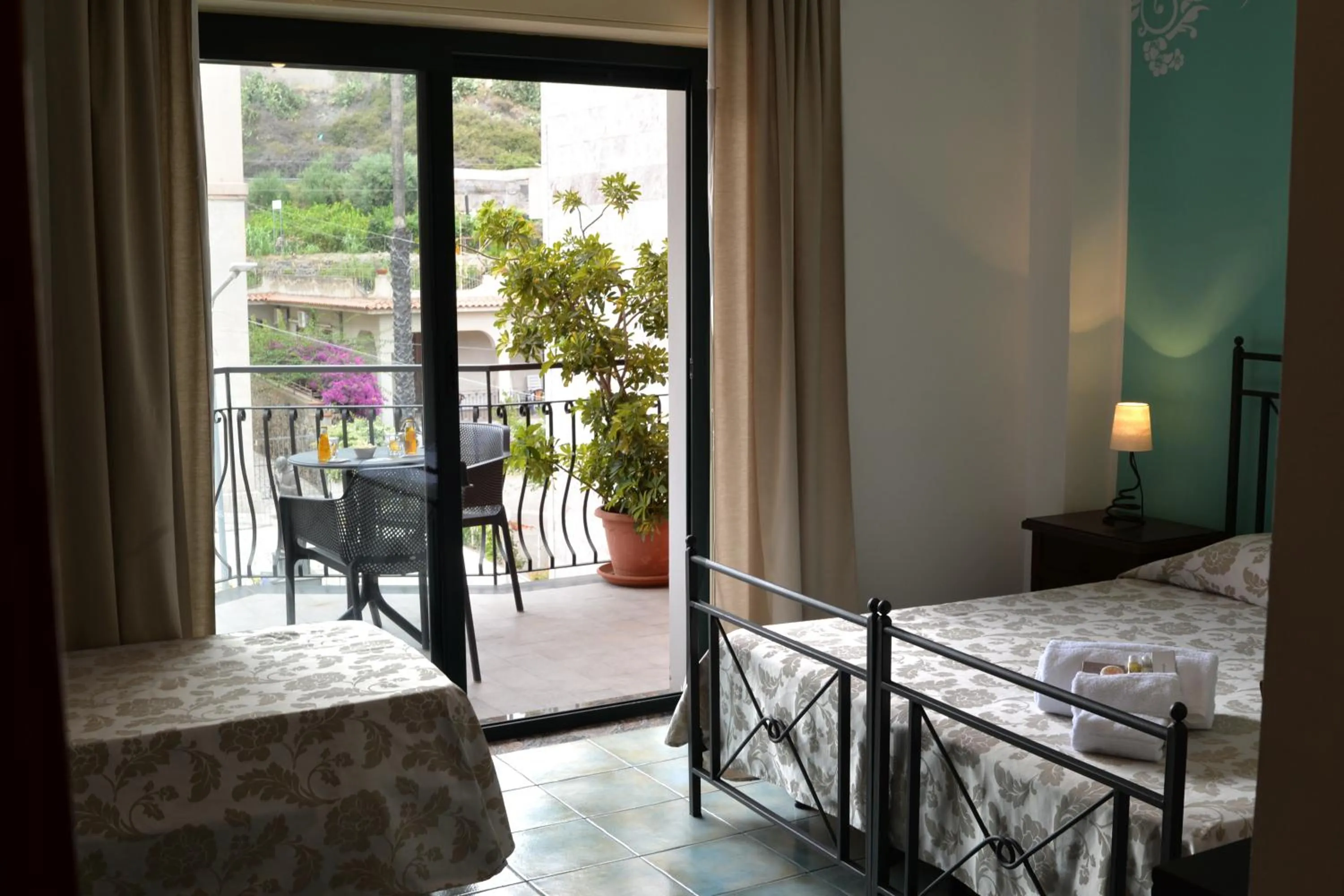 Bedroom, Bed in Hotel Donna Rosa