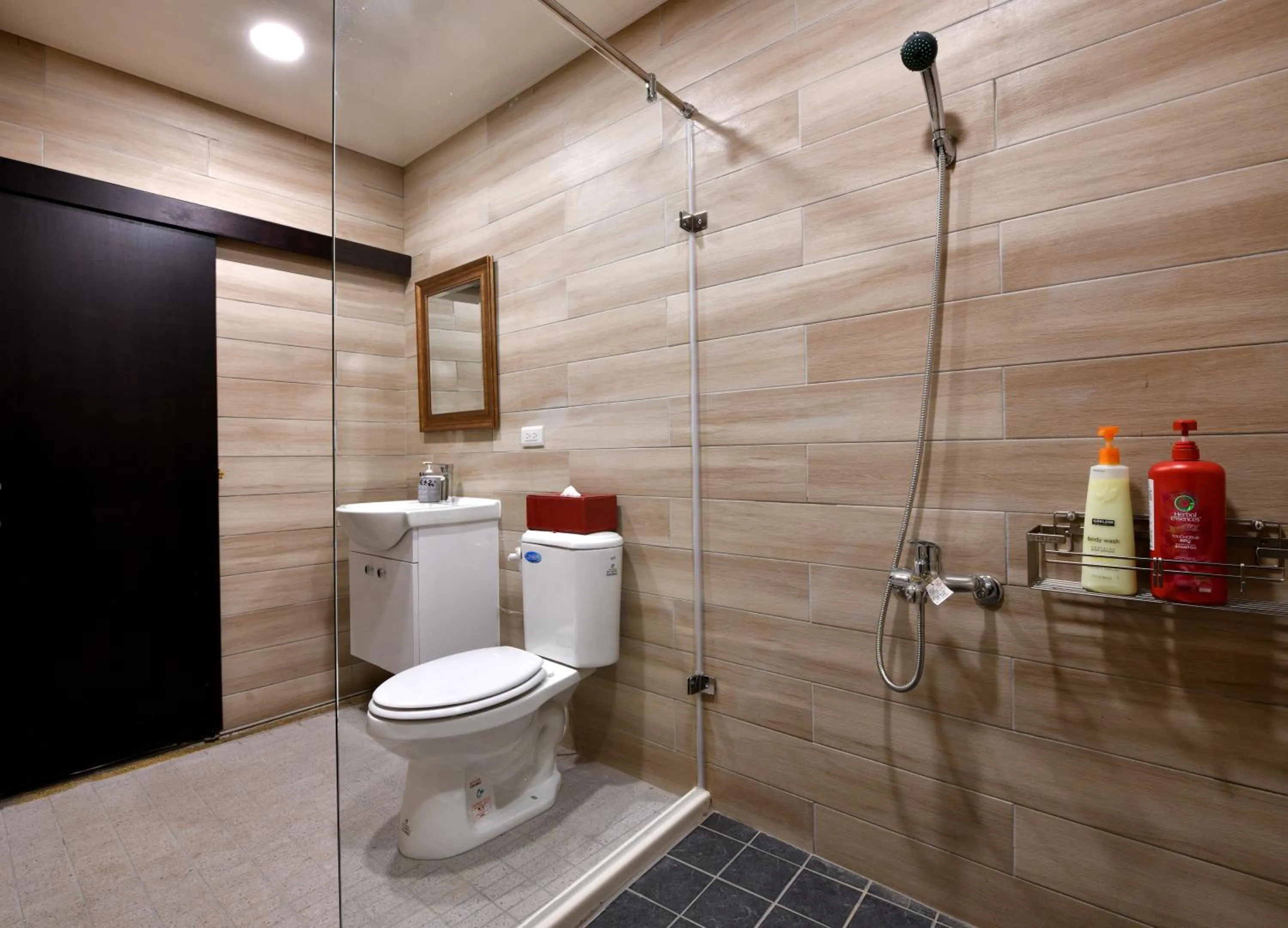 Toilet in Windsor's Vanilla Garden B&B