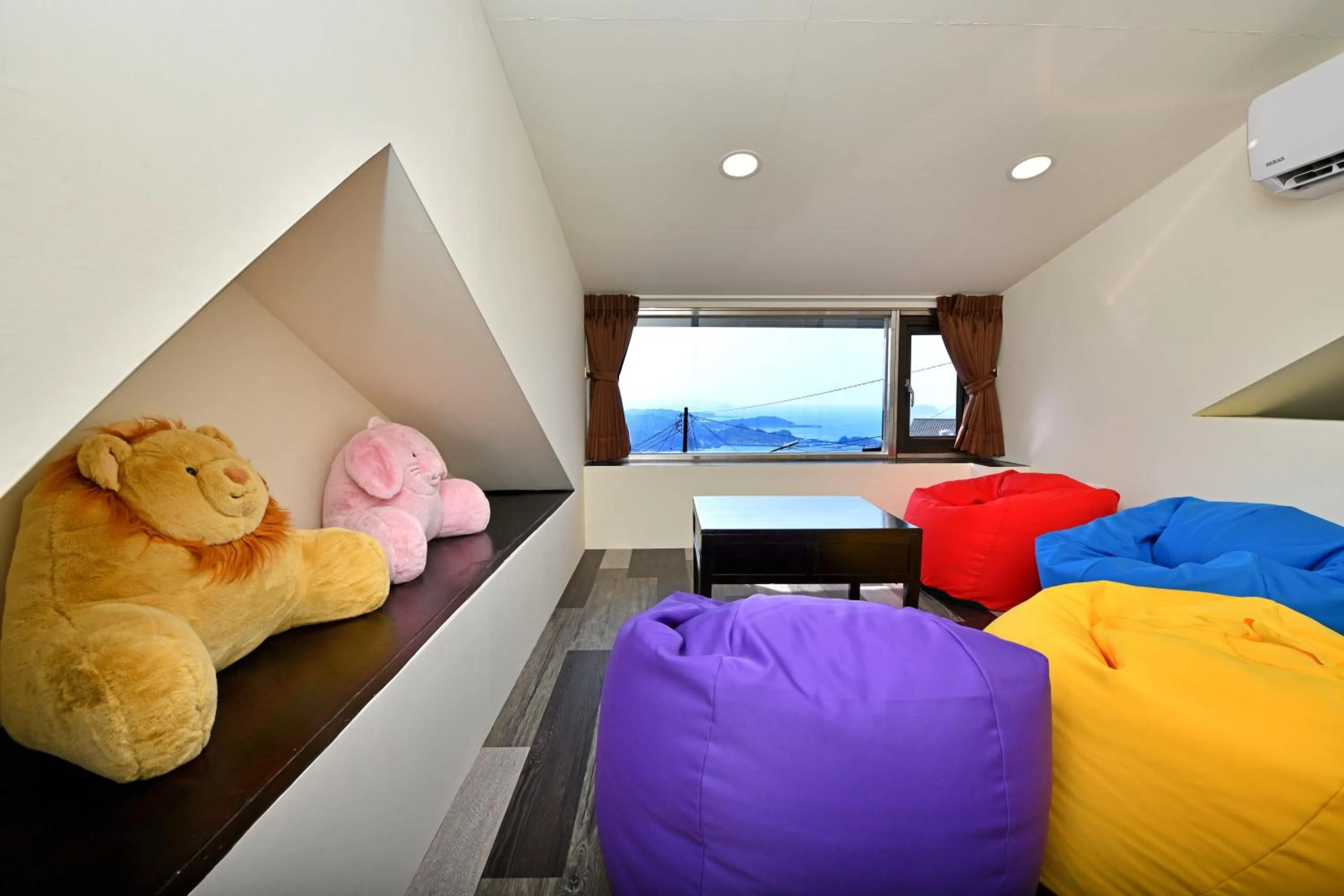 Living room, Bed in Windsor's Vanilla Garden B&B