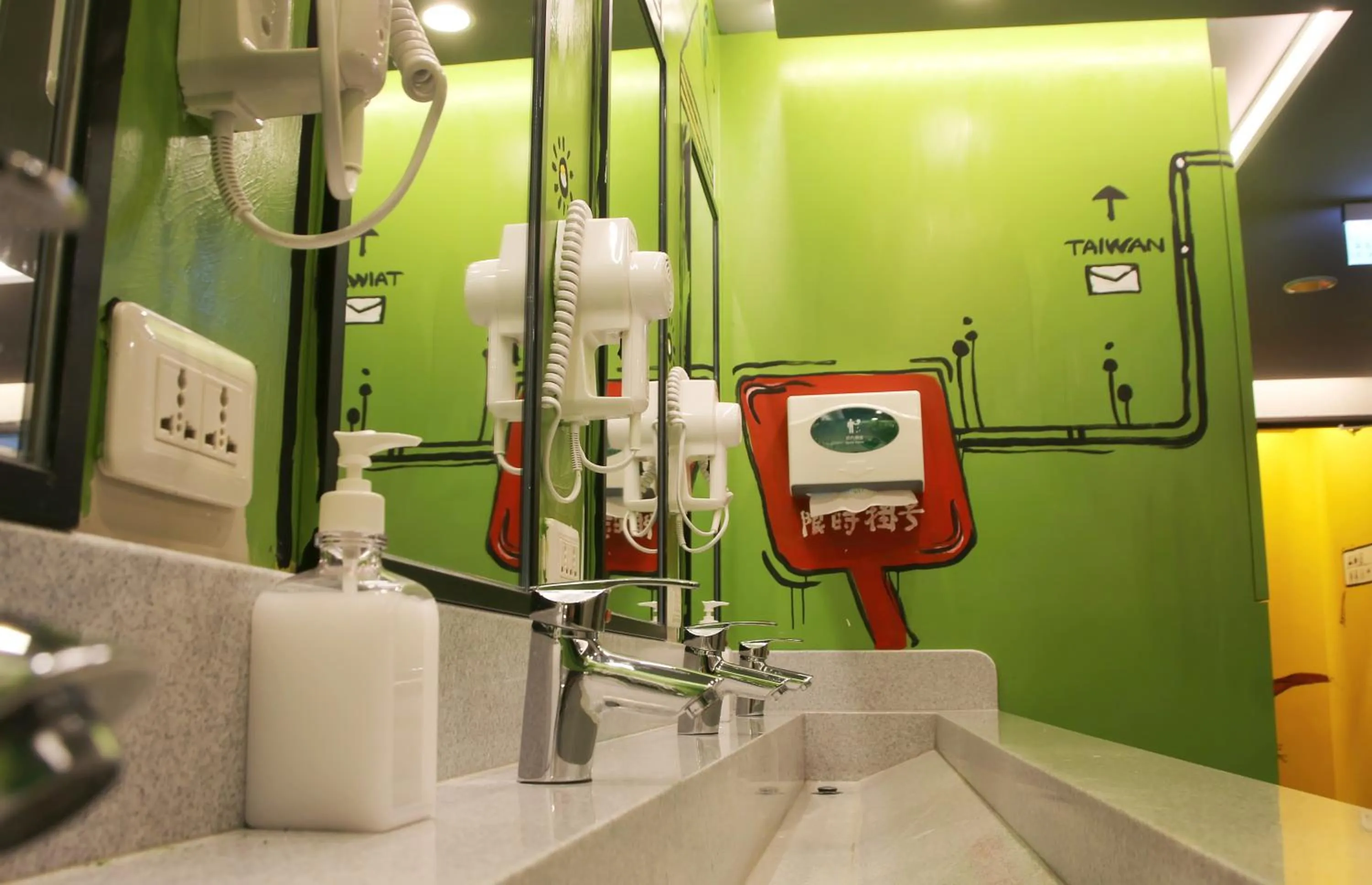 Shower in Backpackers Hostel - Taipei Changchun