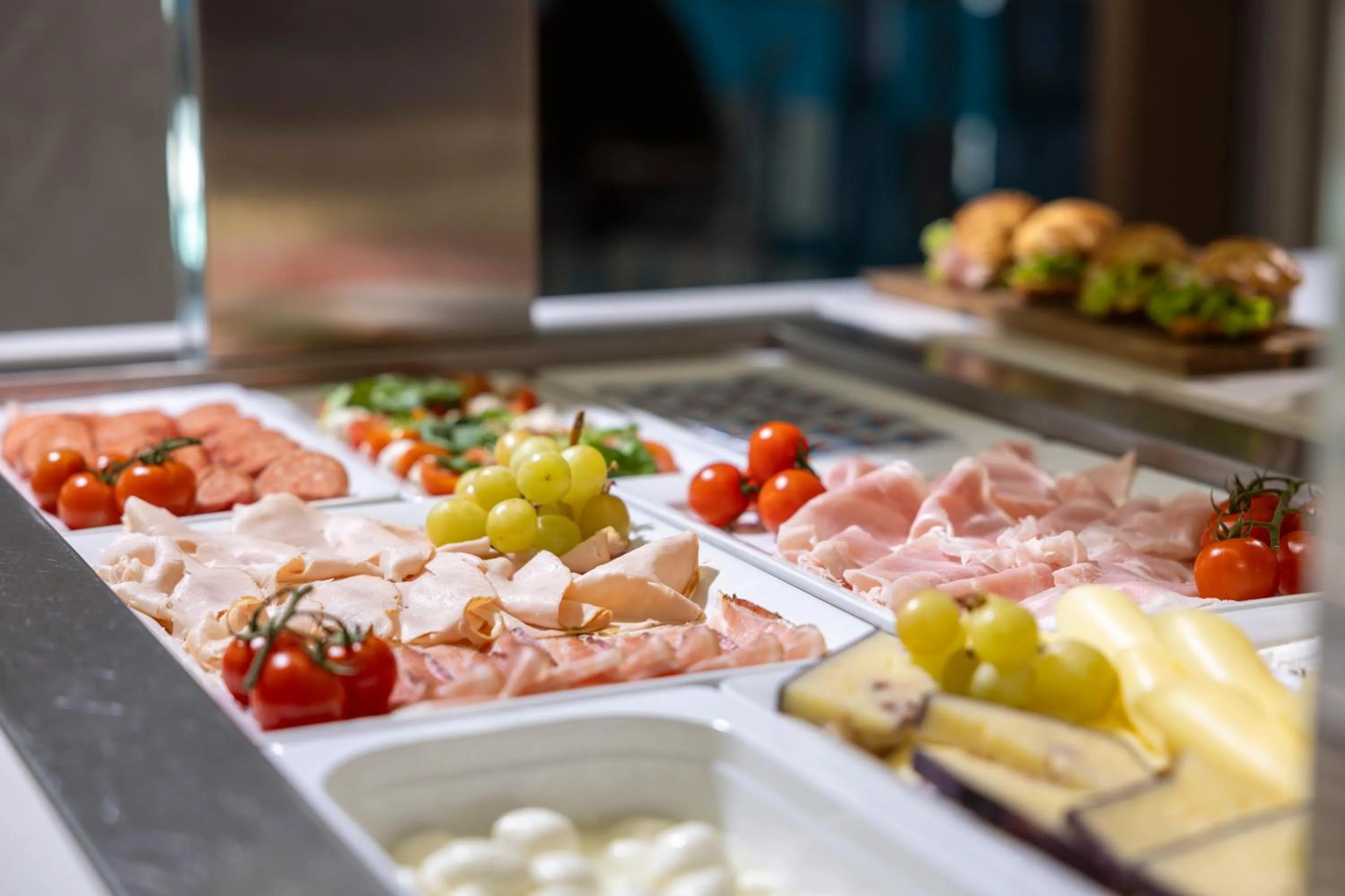 Buffet breakfast in SeeLE Garda Hotel