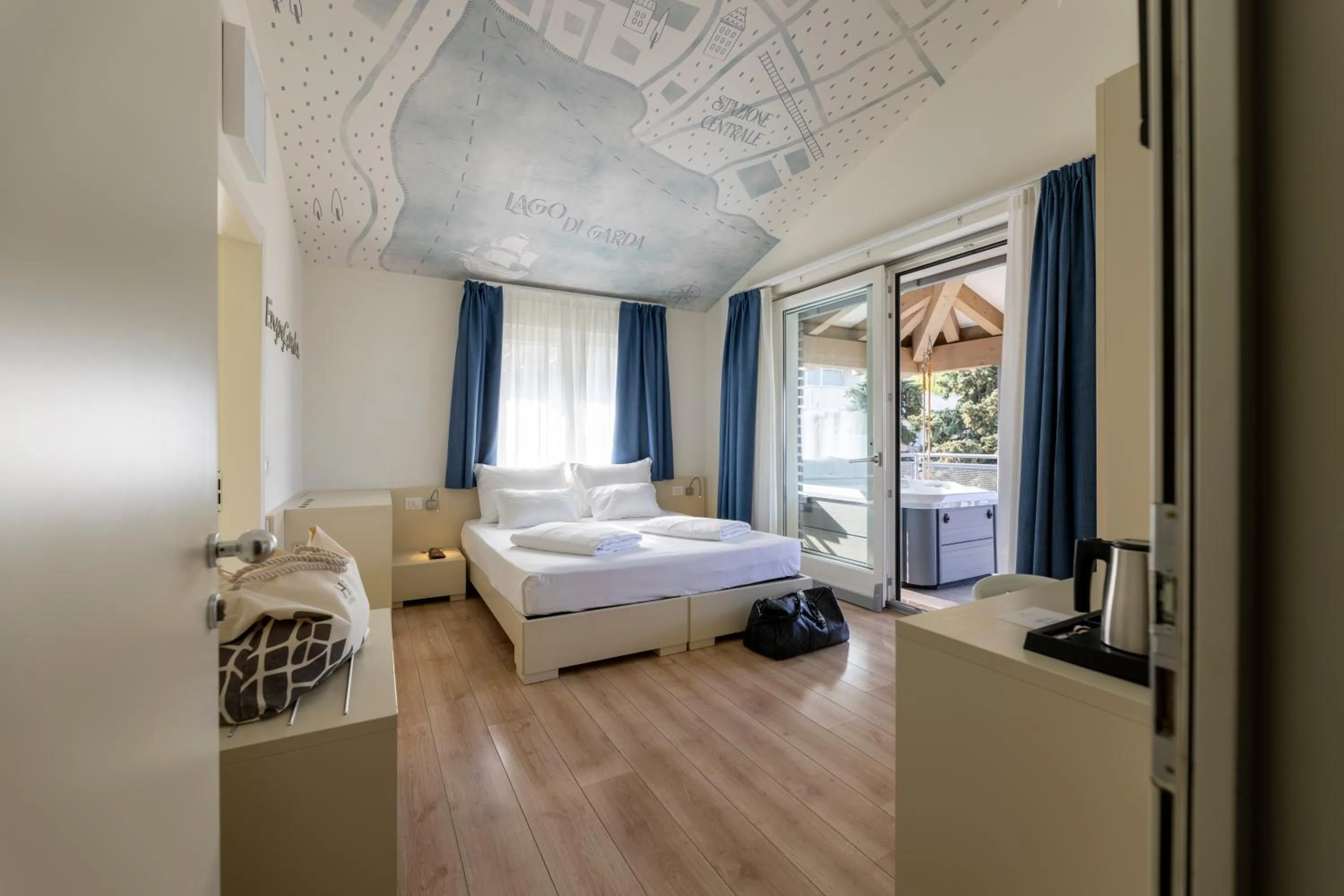 Photo of the whole room, Bed in SeeLE Garda Hotel