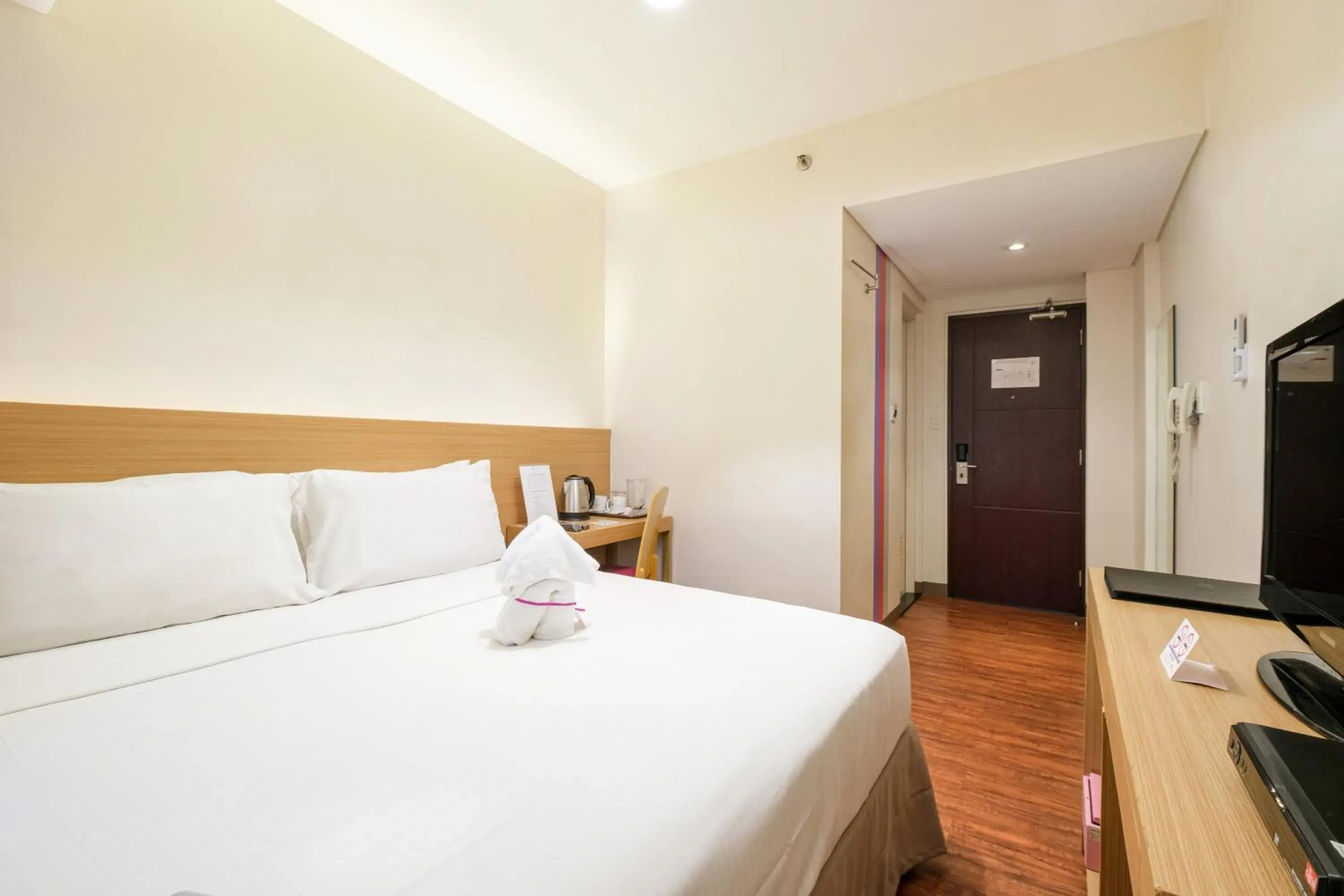 Deluxe King Room in MySpace Hotel @BGC Deluxe King Room in MySpace Hotel @BGC