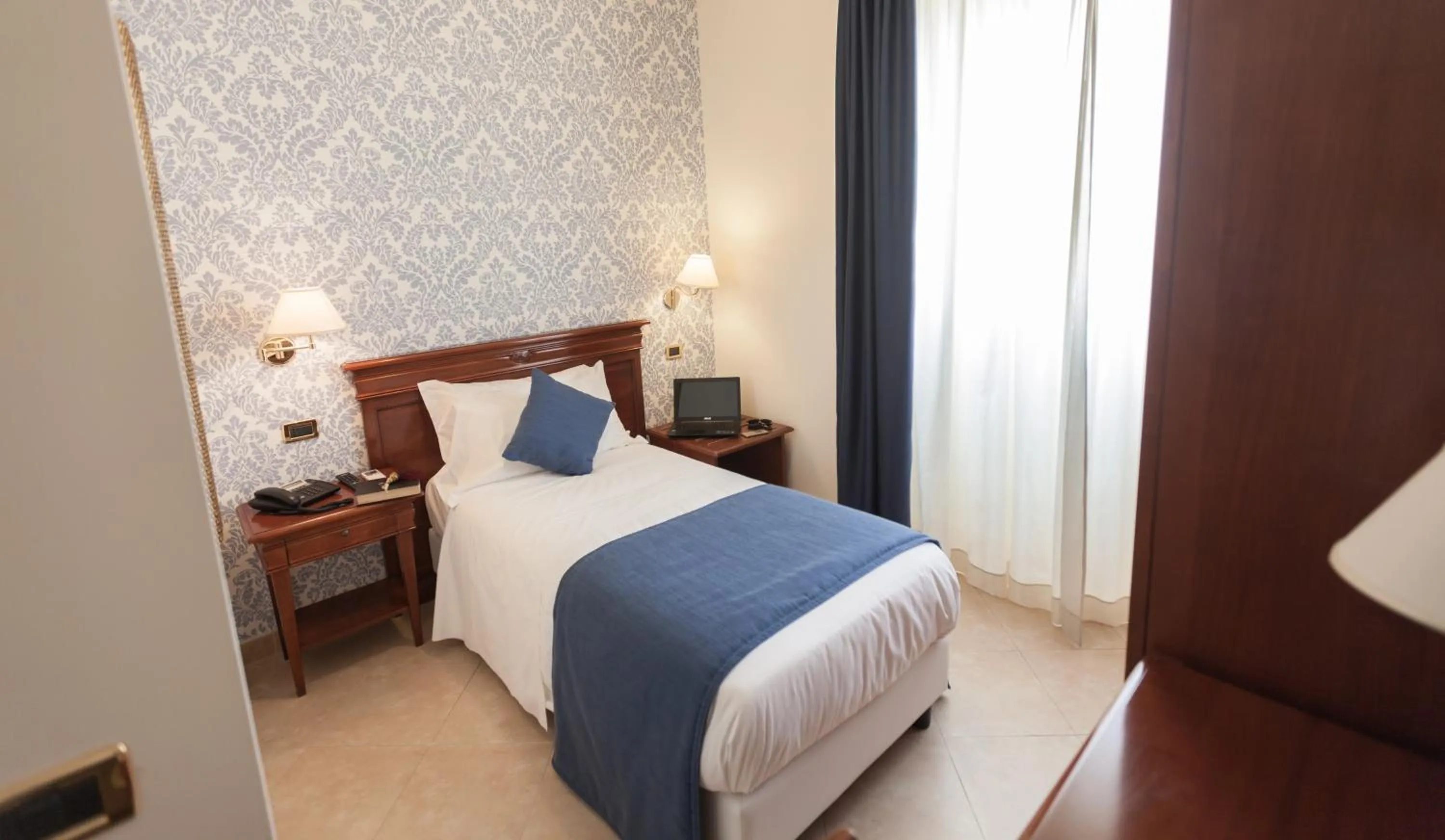 Photo of the whole room, Bed in Relais Villa Giuliana