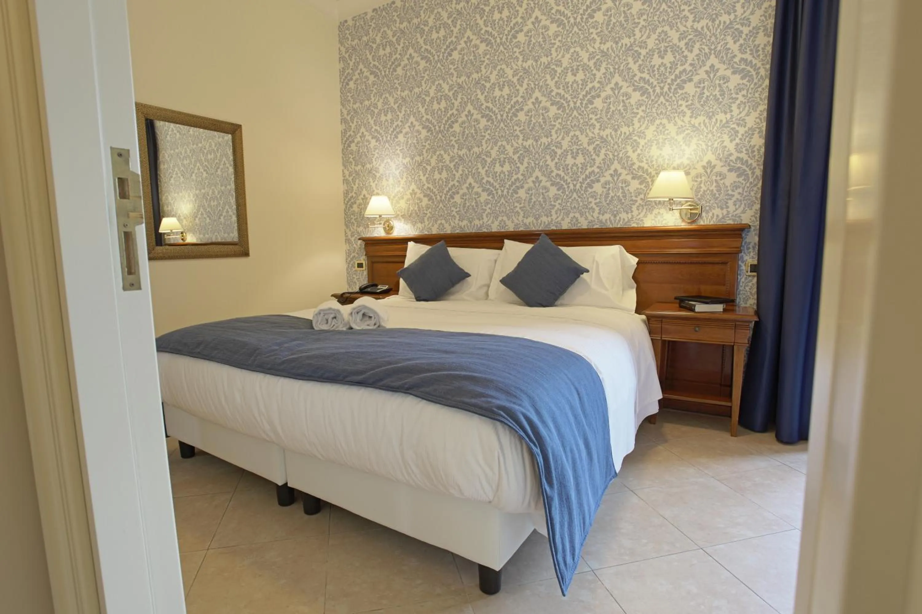 Photo of the whole room, Bed in Relais Villa Giuliana