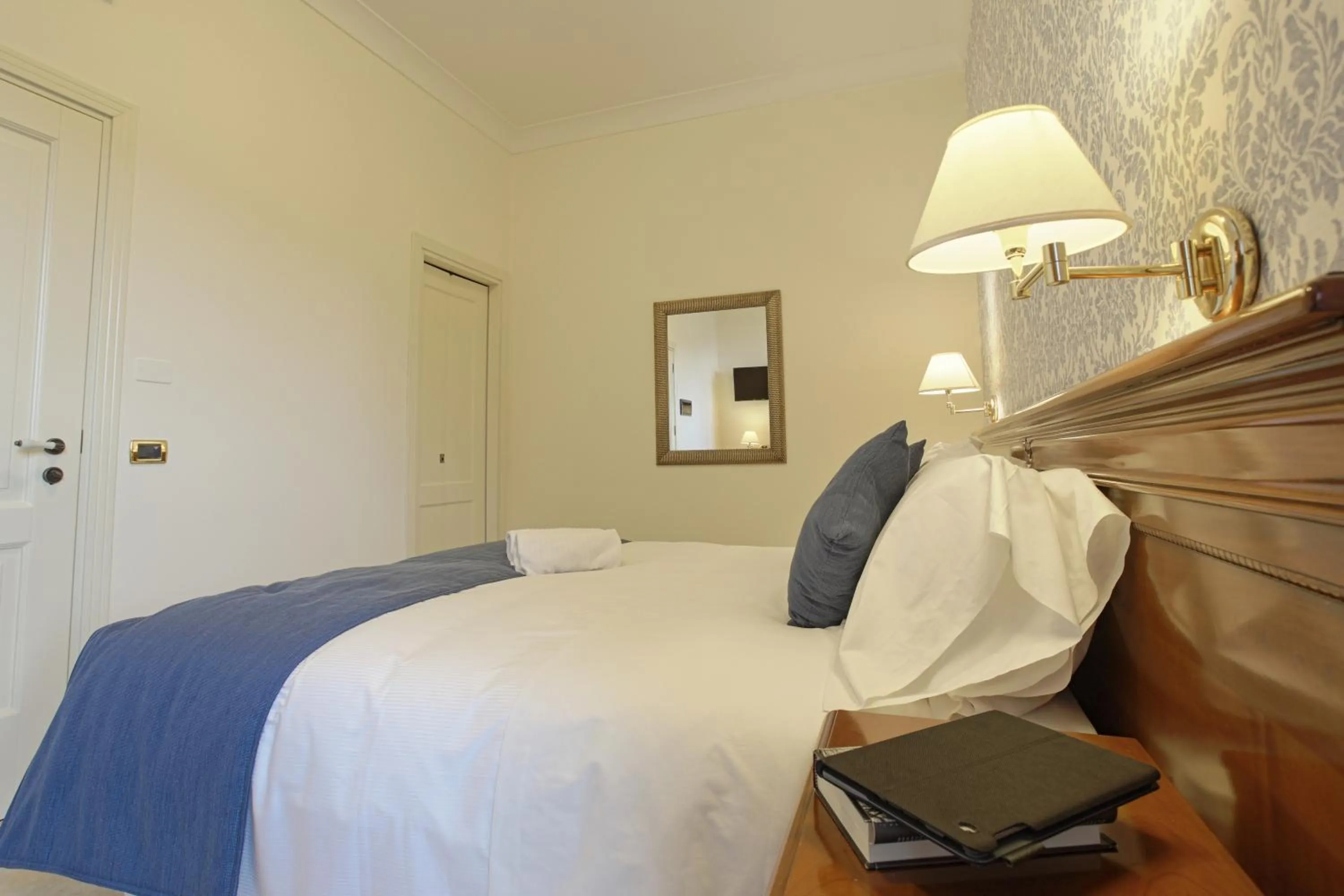 Photo of the whole room, Bed in Relais Villa Giuliana