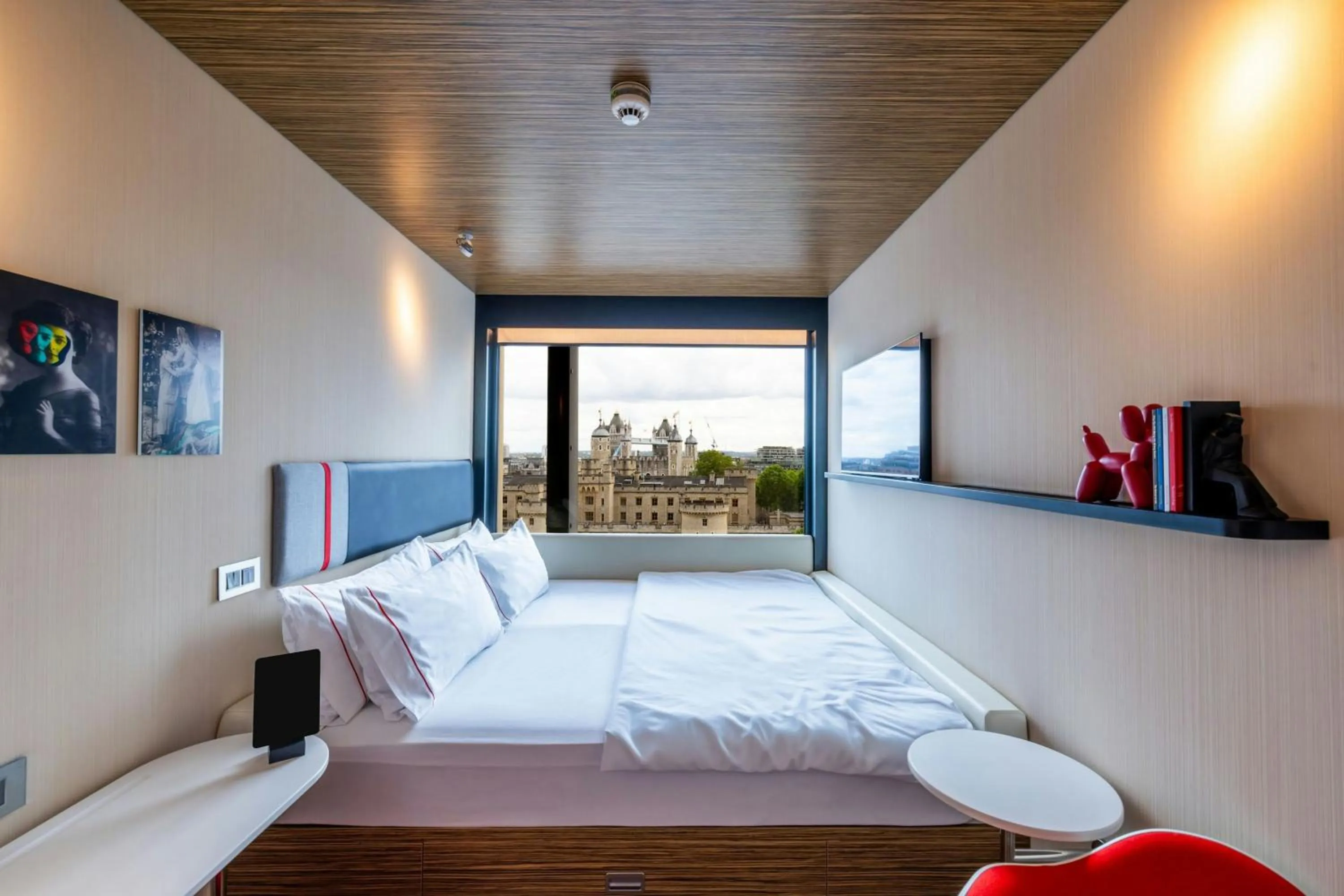 Bedroom, Bed in citizenM Tower of London