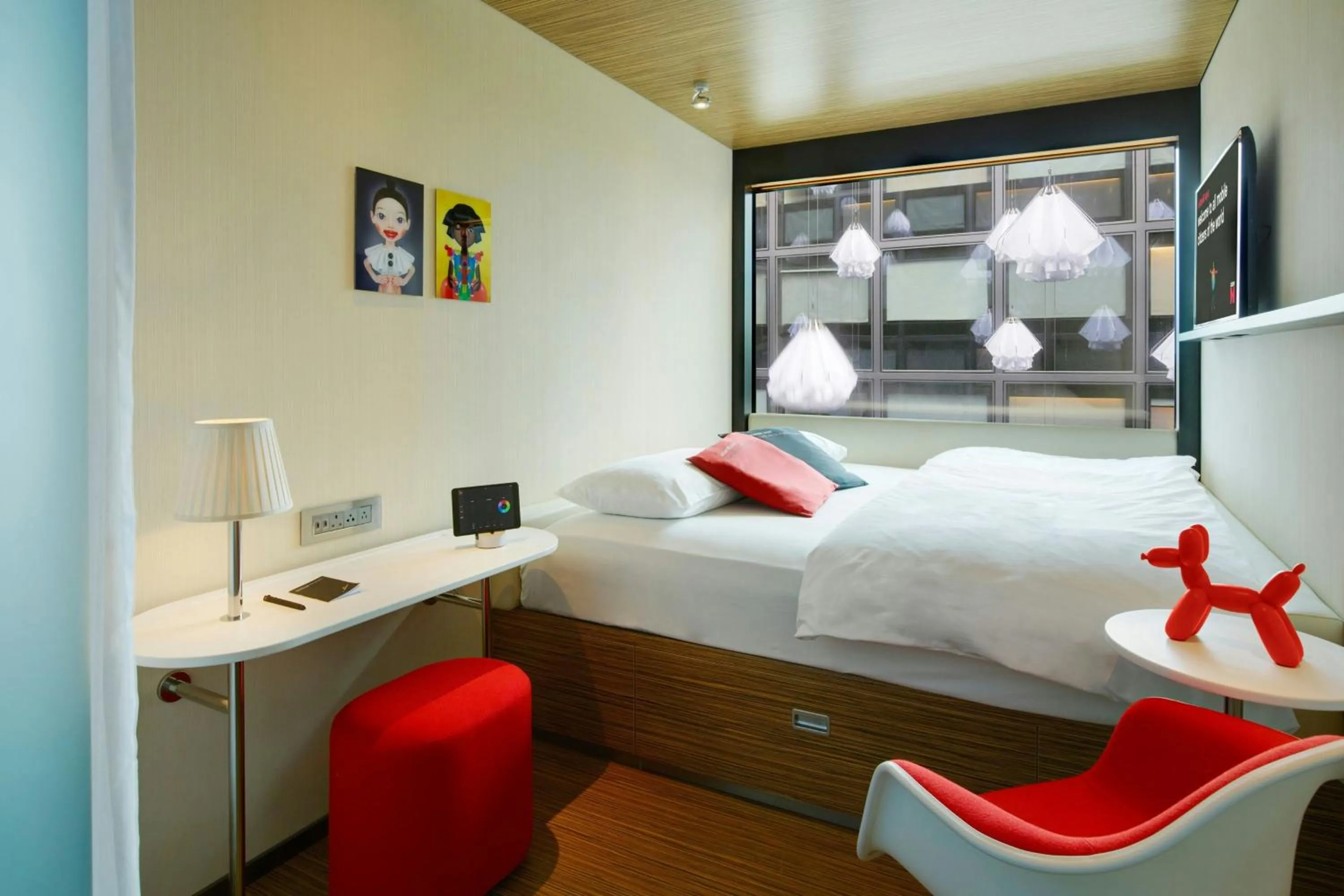 Bedroom, Bed in citizenM Tower of London