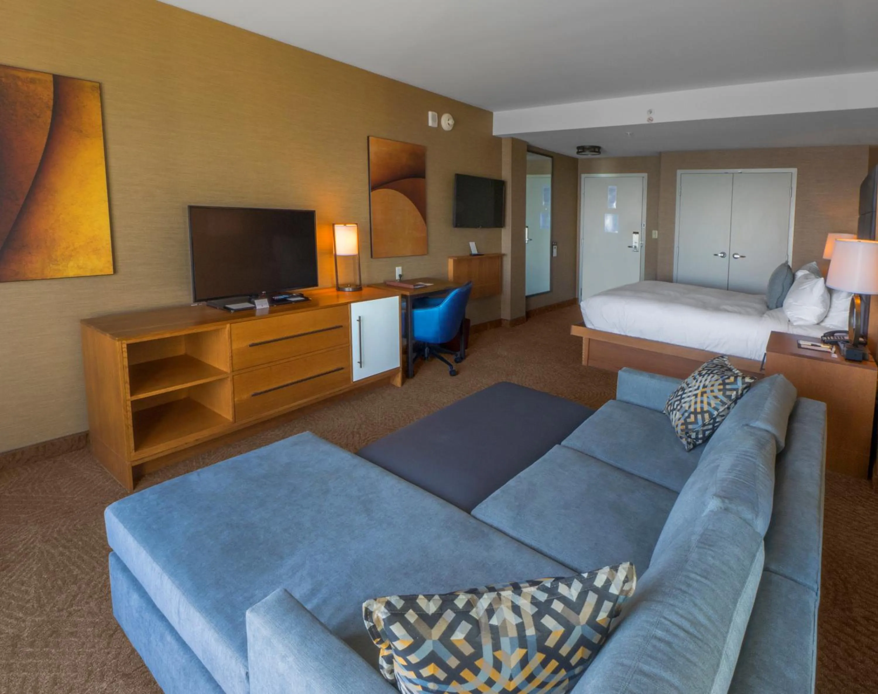 Bedroom, Bed in DoubleTree by Hilton Hotel Niagara Falls New York