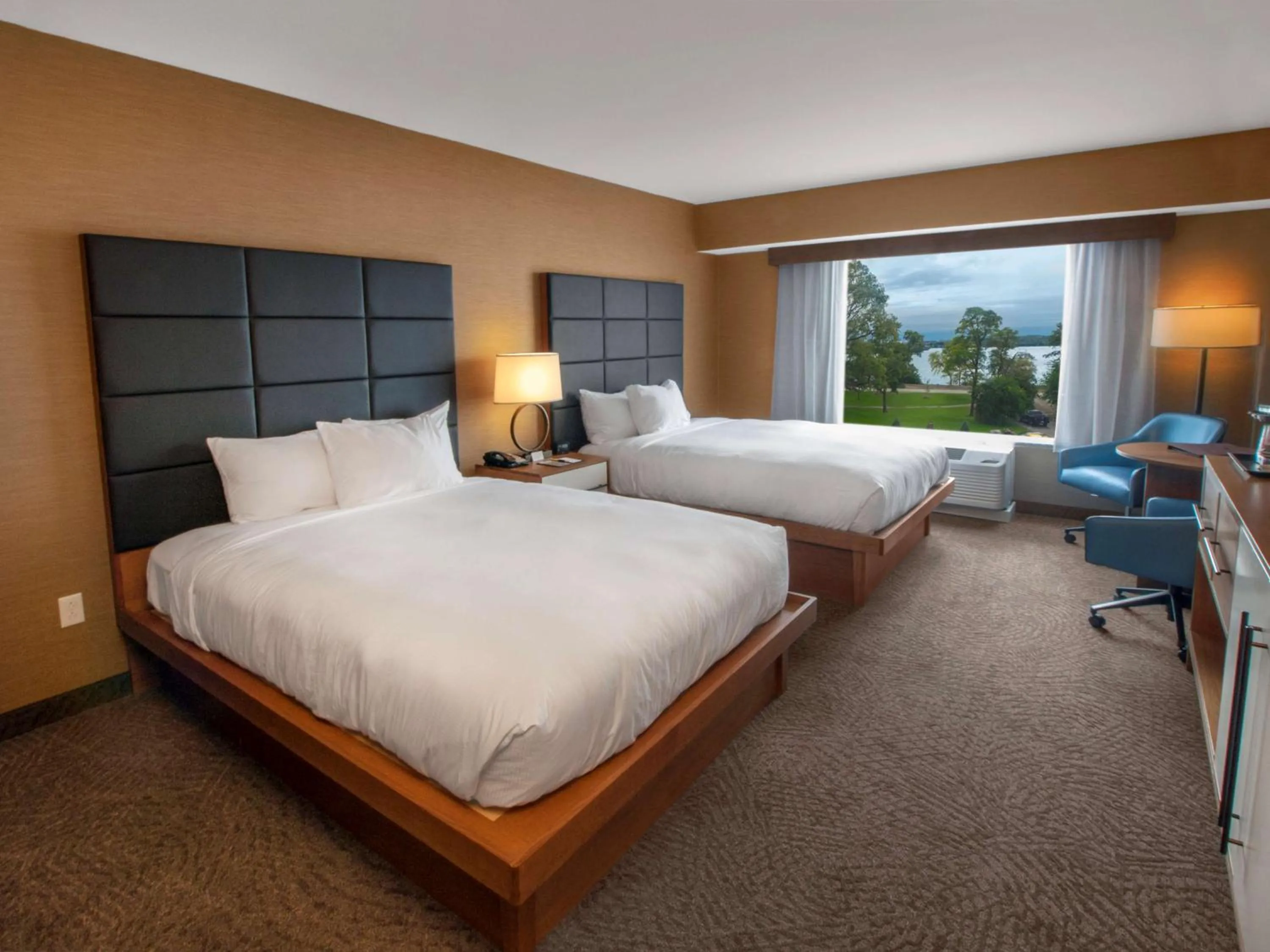 Bedroom, Bed in DoubleTree by Hilton Hotel Niagara Falls New York