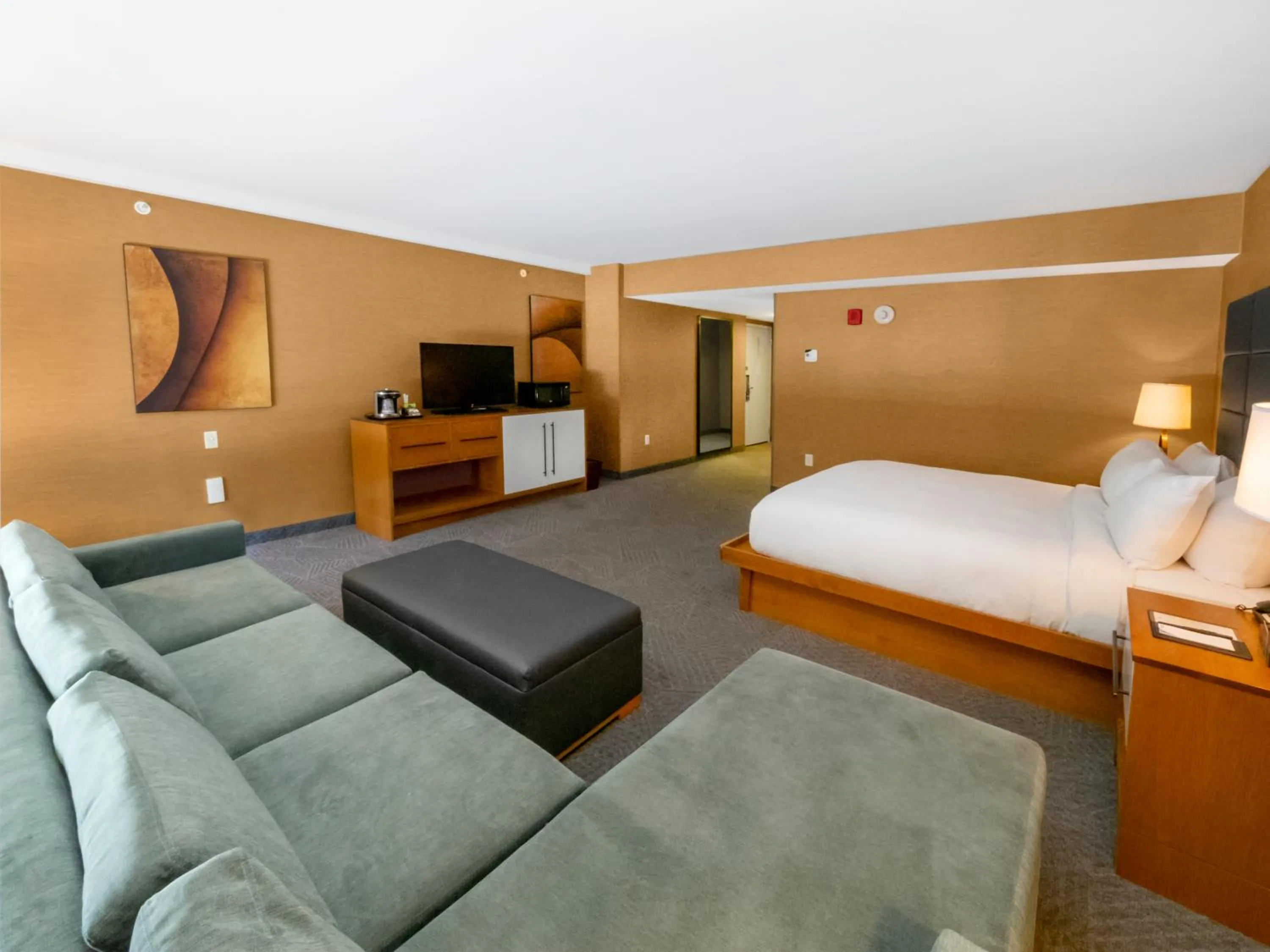 Bedroom, Bed in DoubleTree by Hilton Hotel Niagara Falls New York