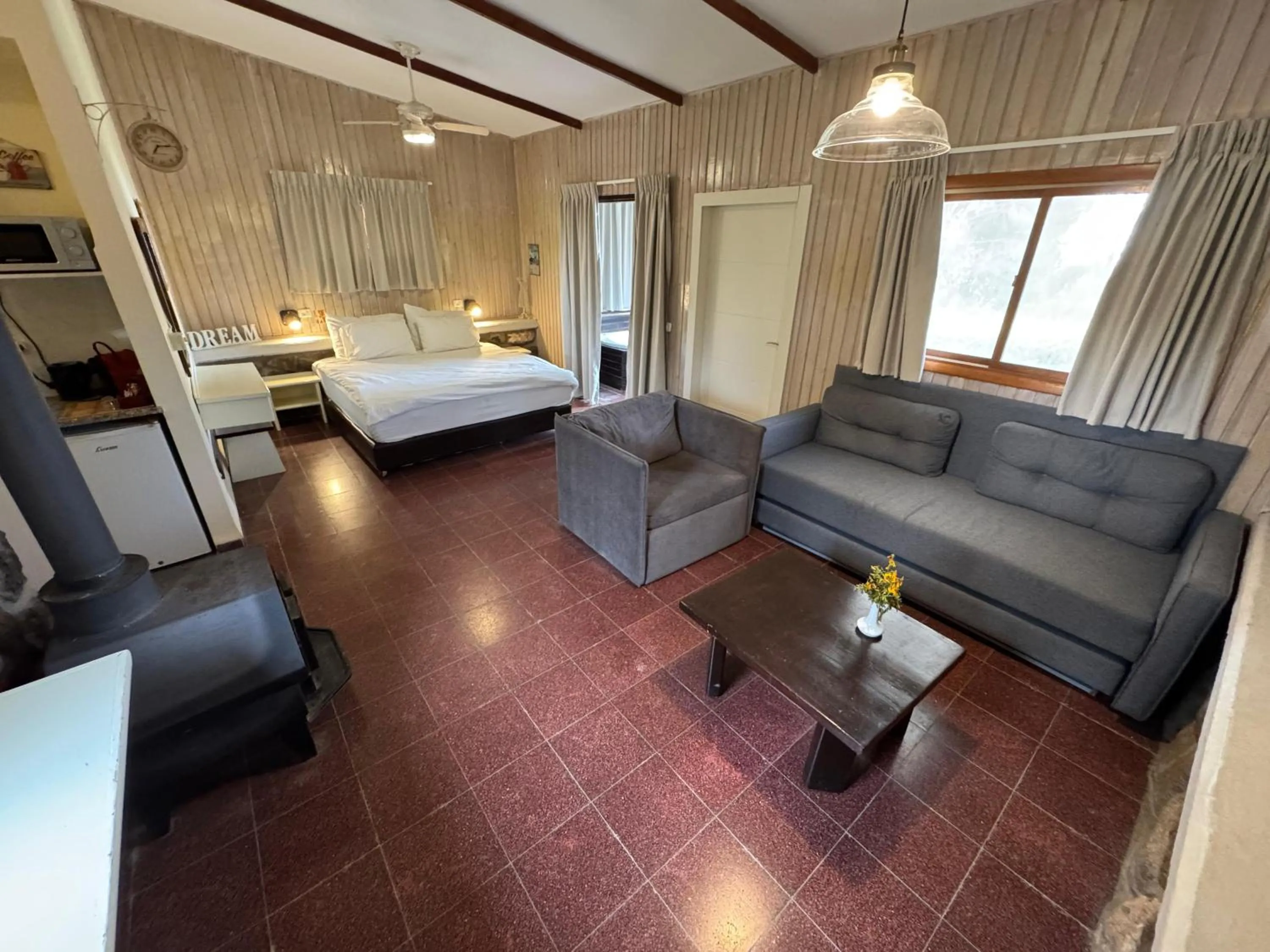 Living room, Bed in Vered Hagalil Holiday Village Hotel