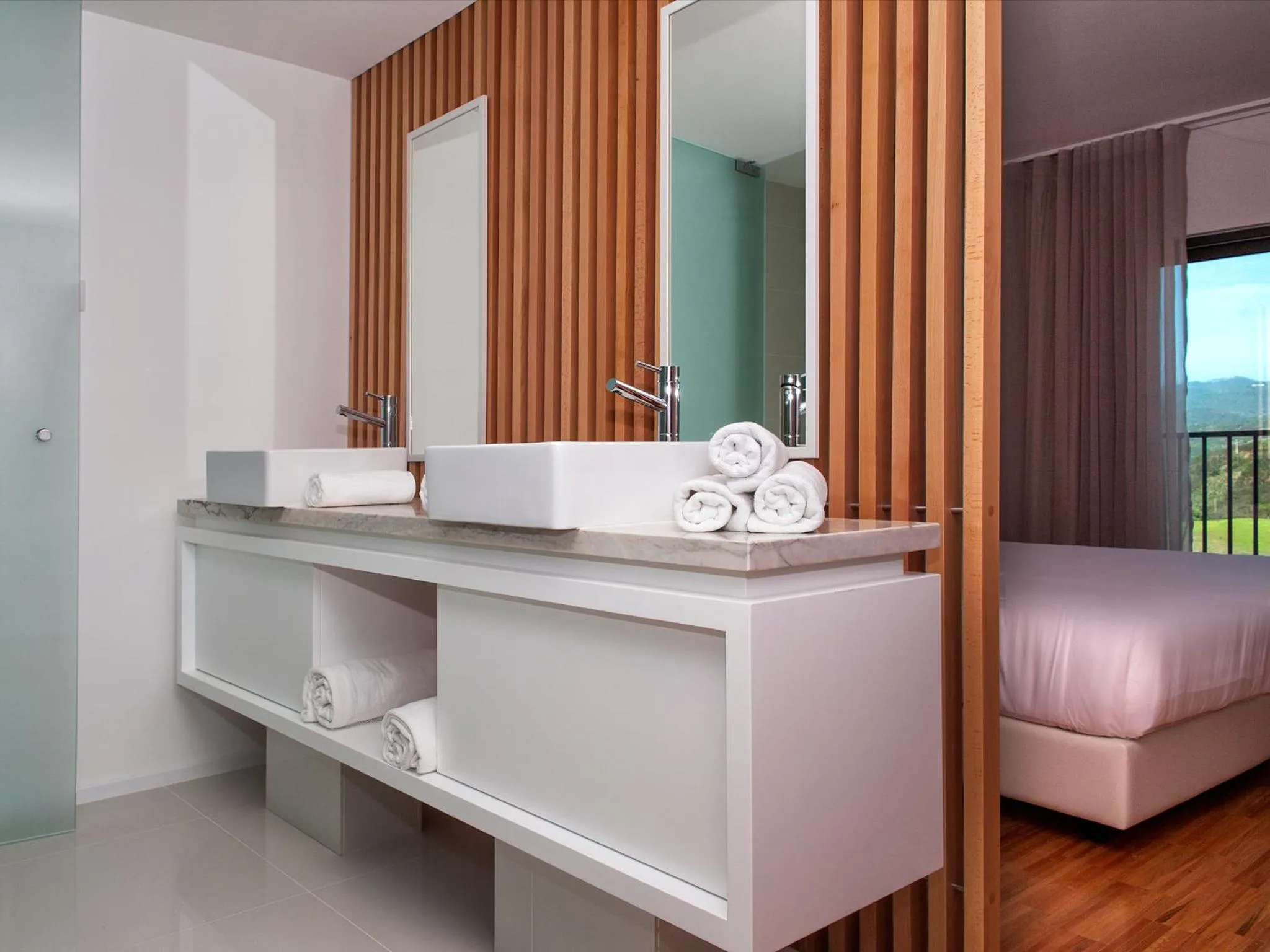 Bathroom, Bed in Algarve Race Resort - Hotel