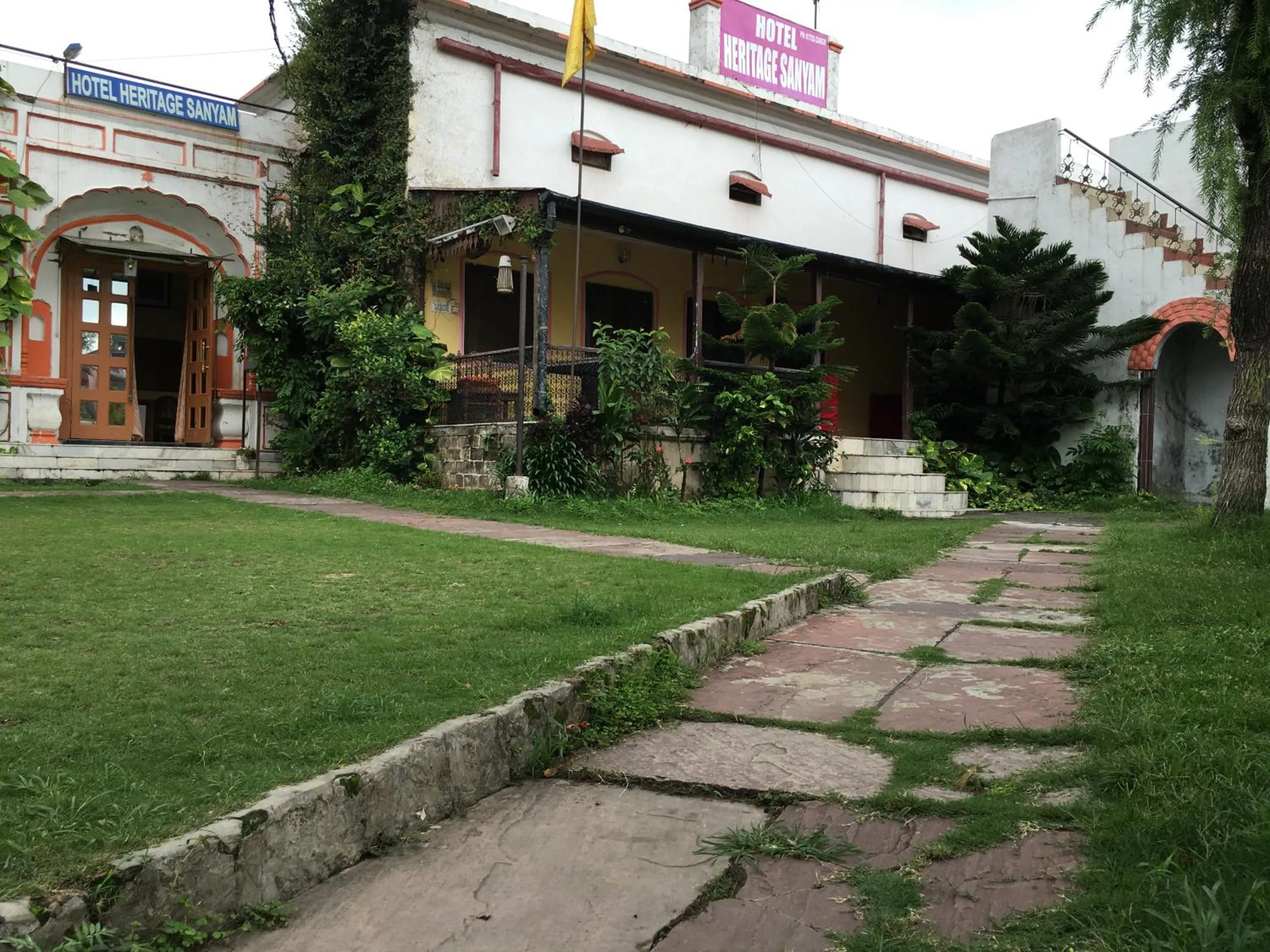 Facade/entrance in Hotel Heritage Sanyam