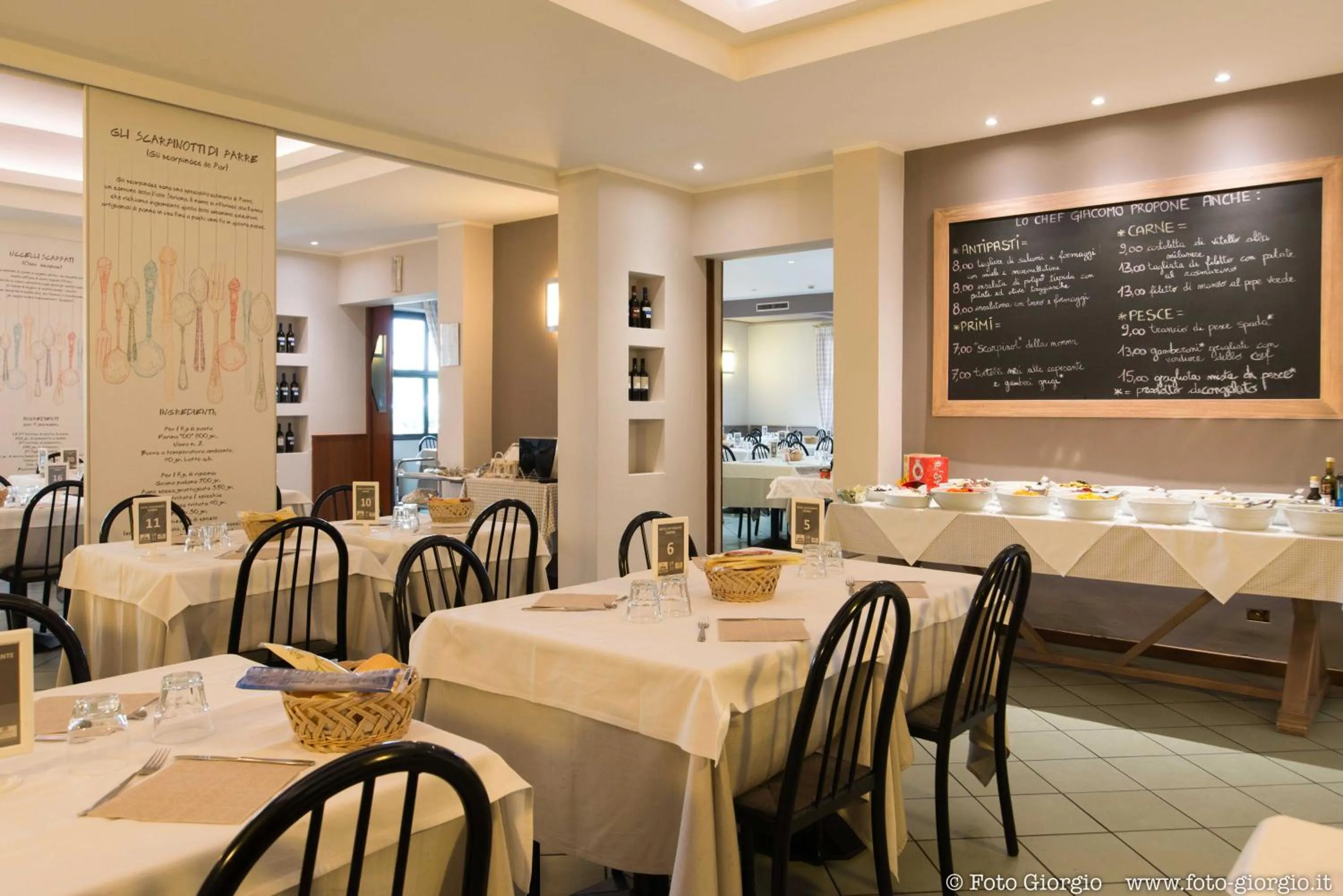 Restaurant/places to eat in Hotel Daina