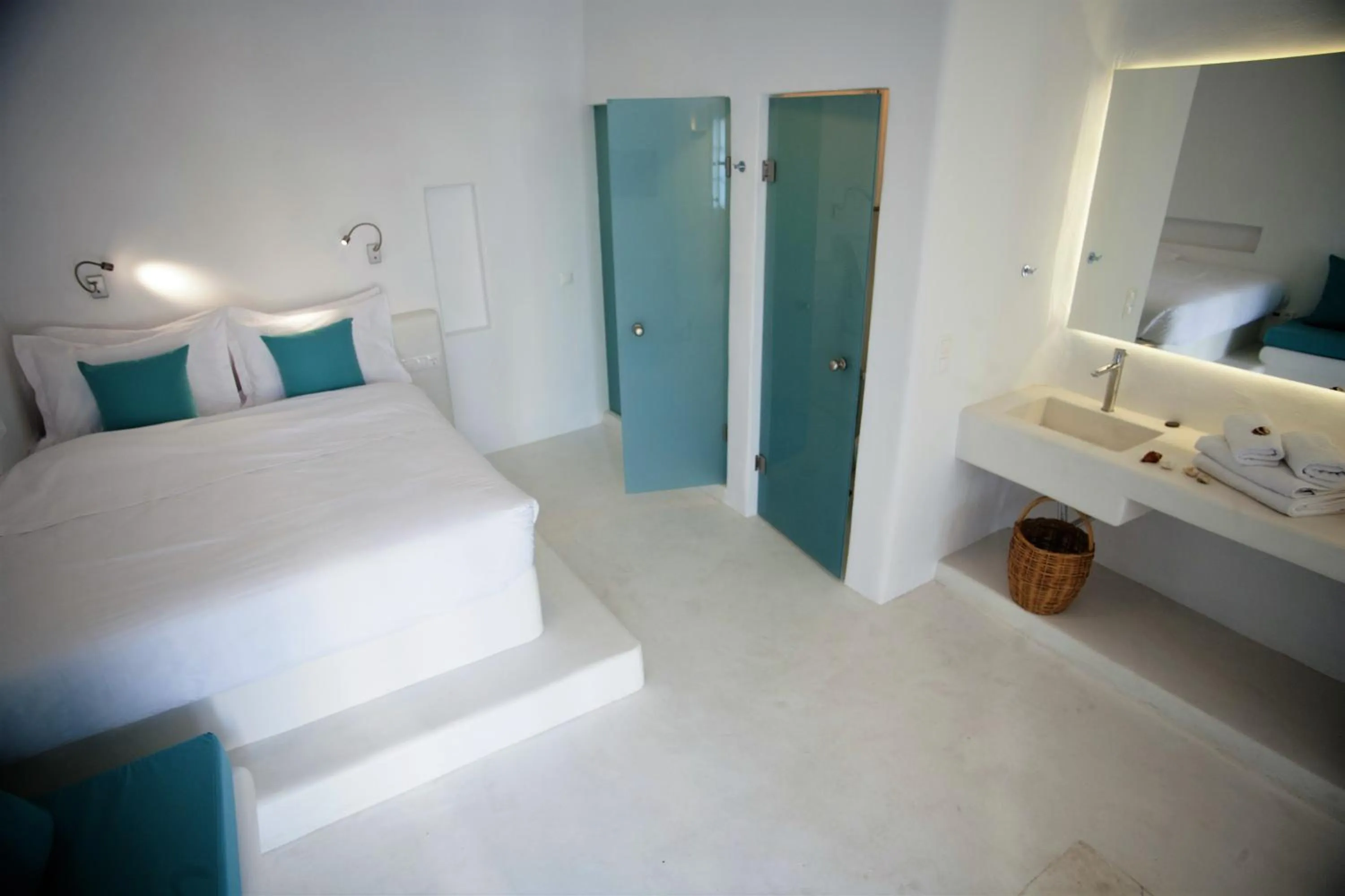 Photo of the whole room, Bed in Mykonos Moussa