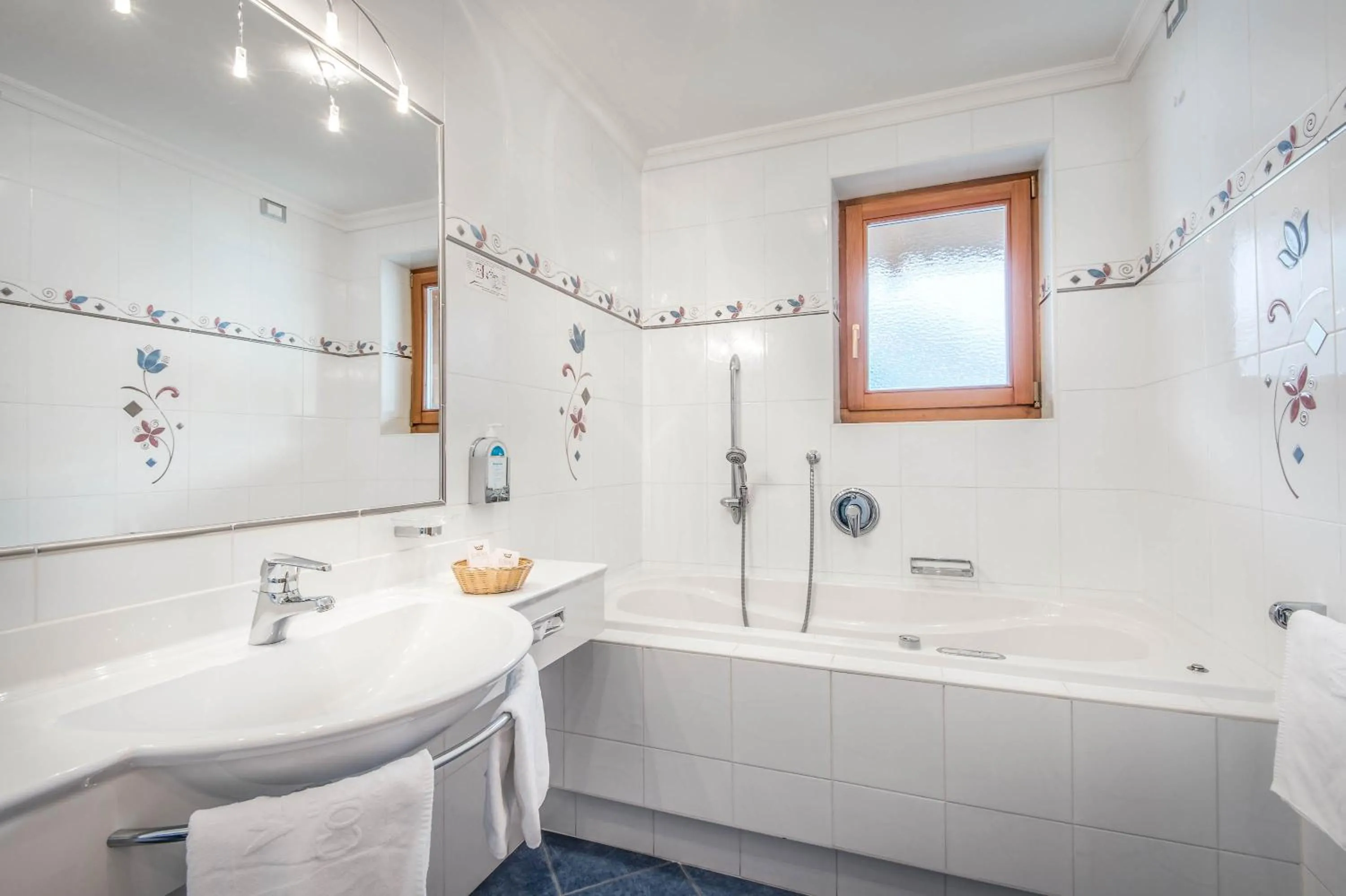 Shower in Kristallhotel Corona-Krone