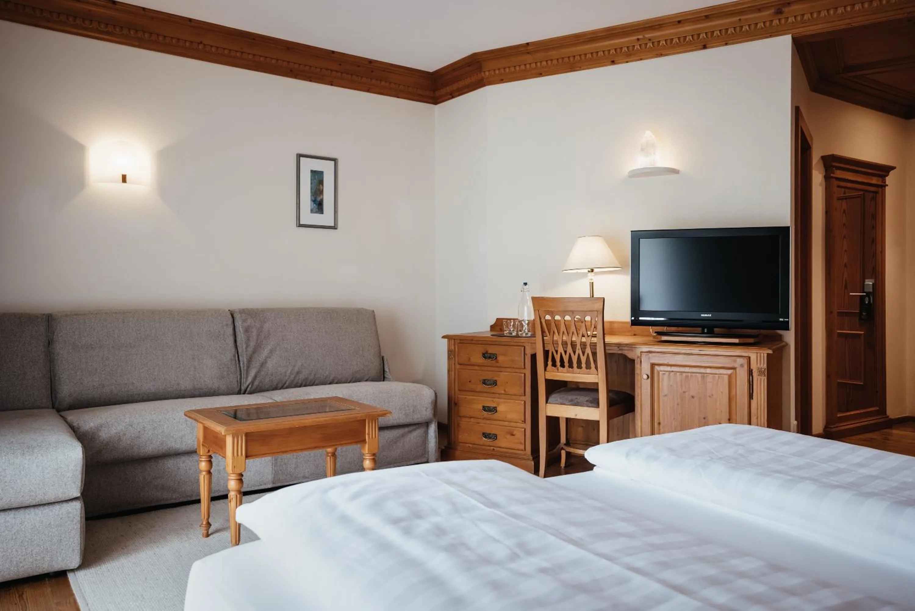 Seating area, Bed in Kristallhotel Corona-Krone