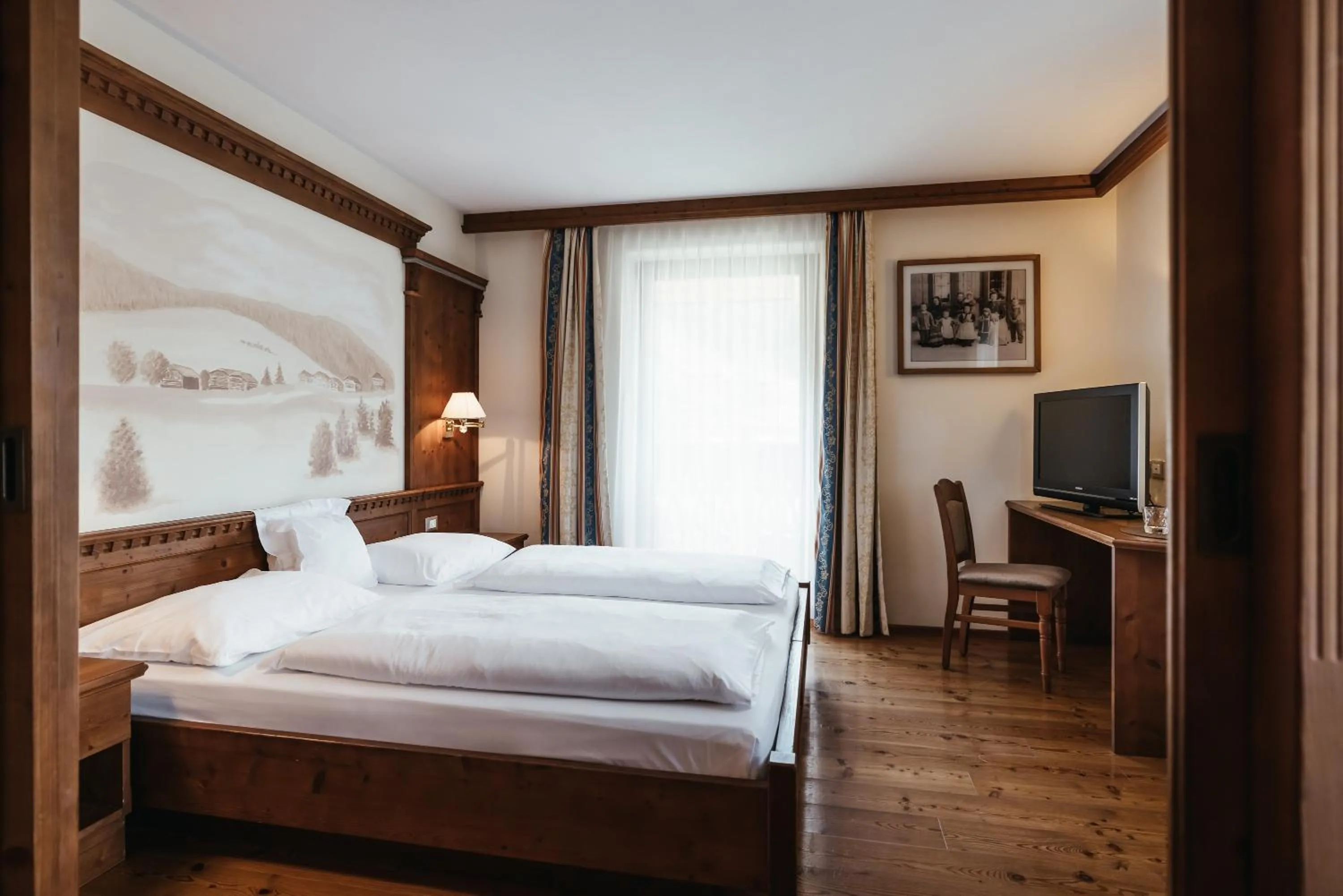 Photo of the whole room, Bed in Kristallhotel Corona-Krone