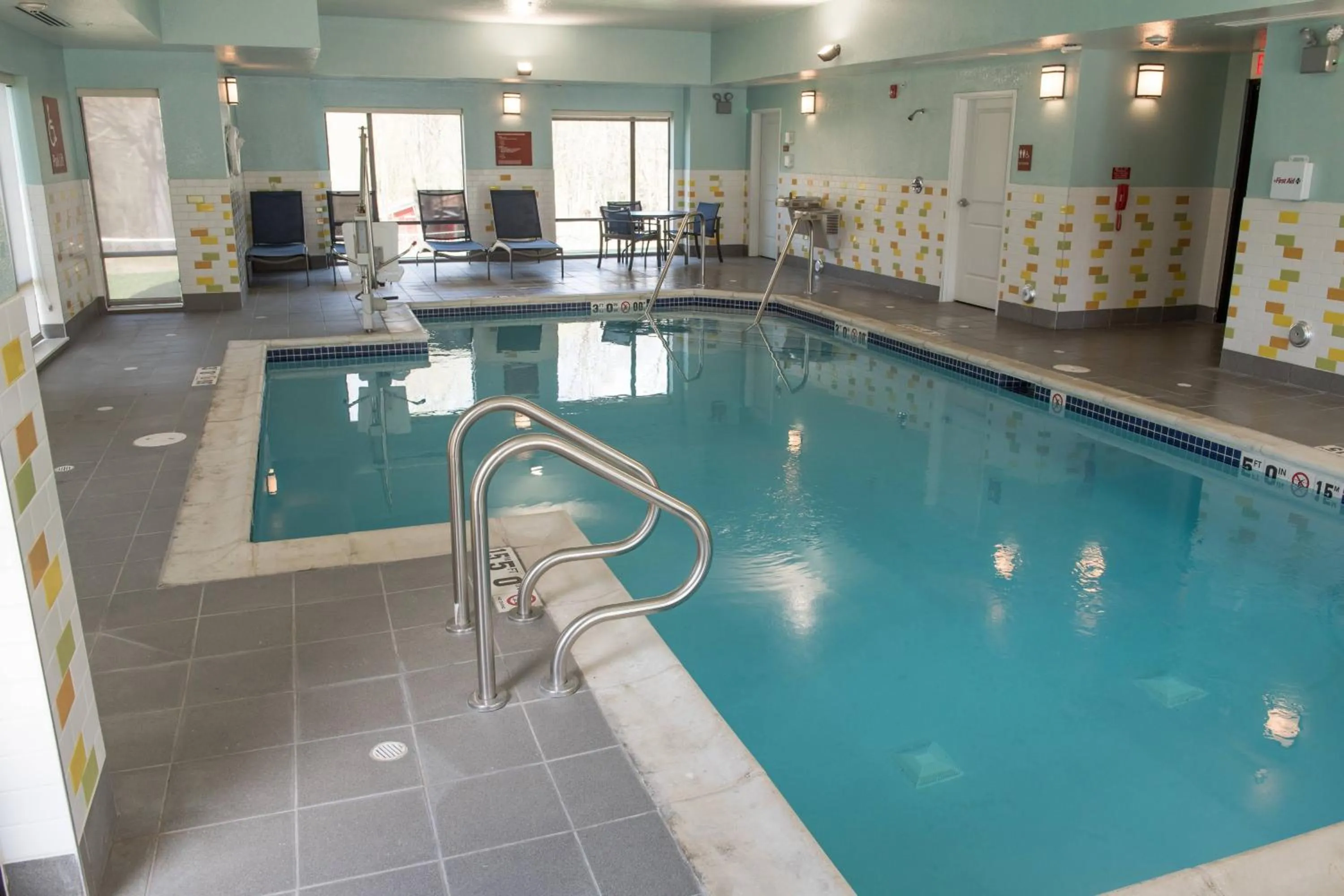 Swimming pool in TownePlace Suites by Marriott Battle Creek